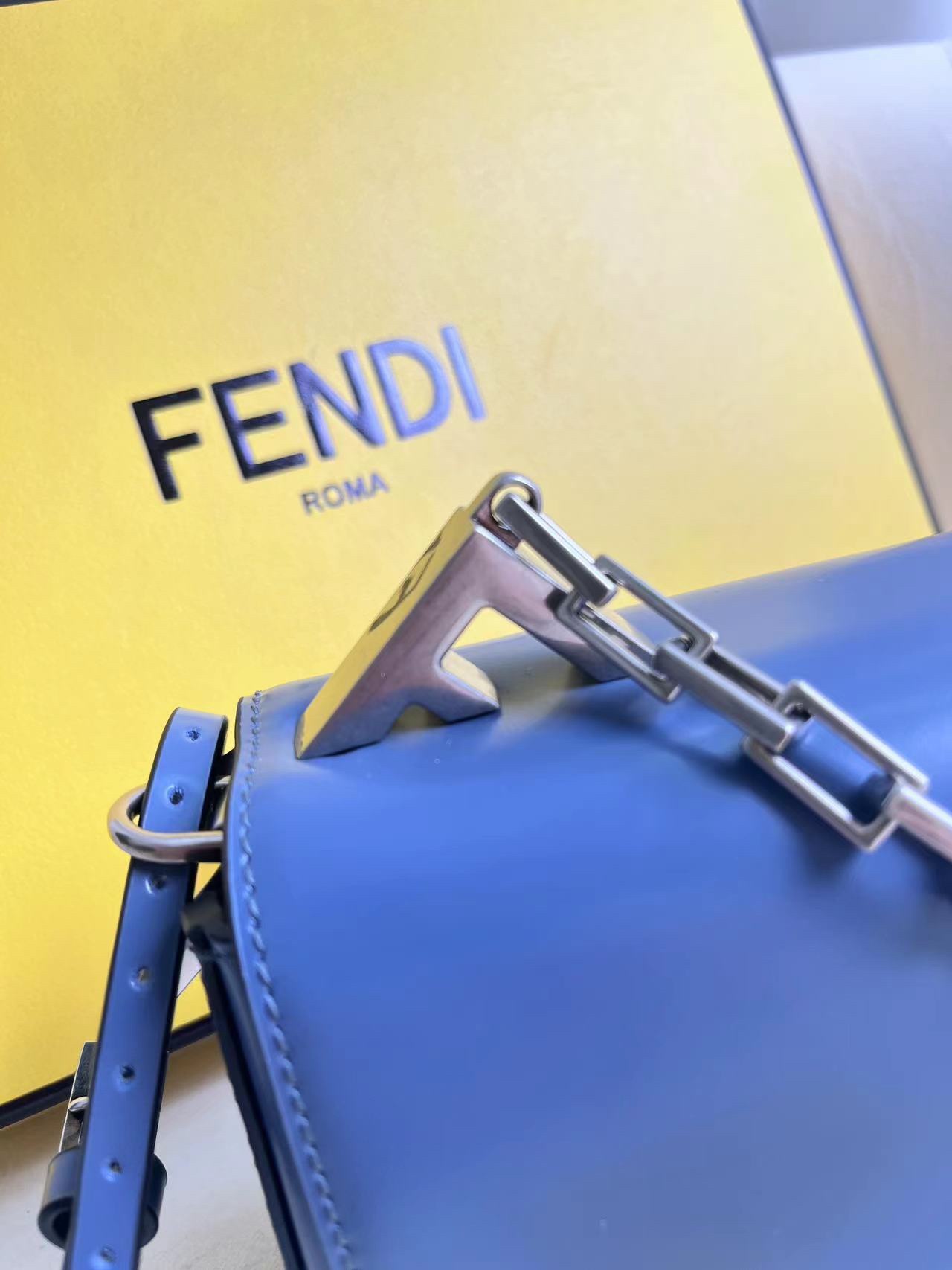 handbags FENDI 8605 size:23*13*7cm - vstockx