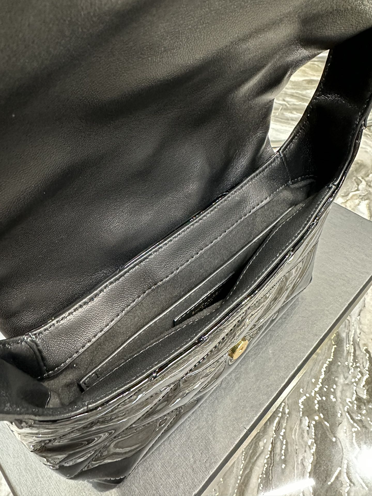 Handbags SAINT LAURENT 698567 size 24  18  5.5 cm - vstockx