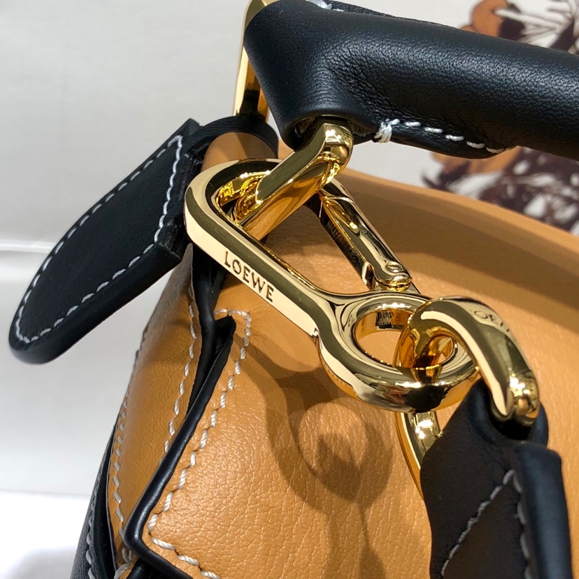 Handbags LOEWE Ykk size:29x18x12 cm - vstockx