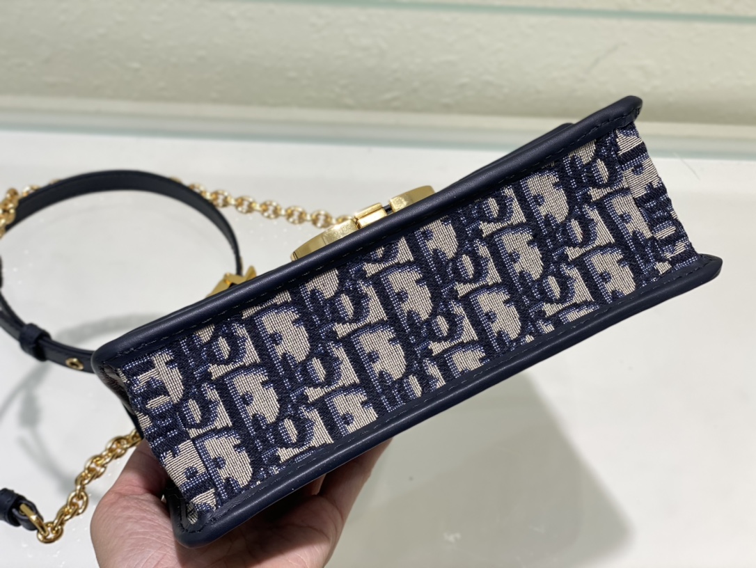 Handbags !  9207 size  21.5*12*6 cm - vstockx