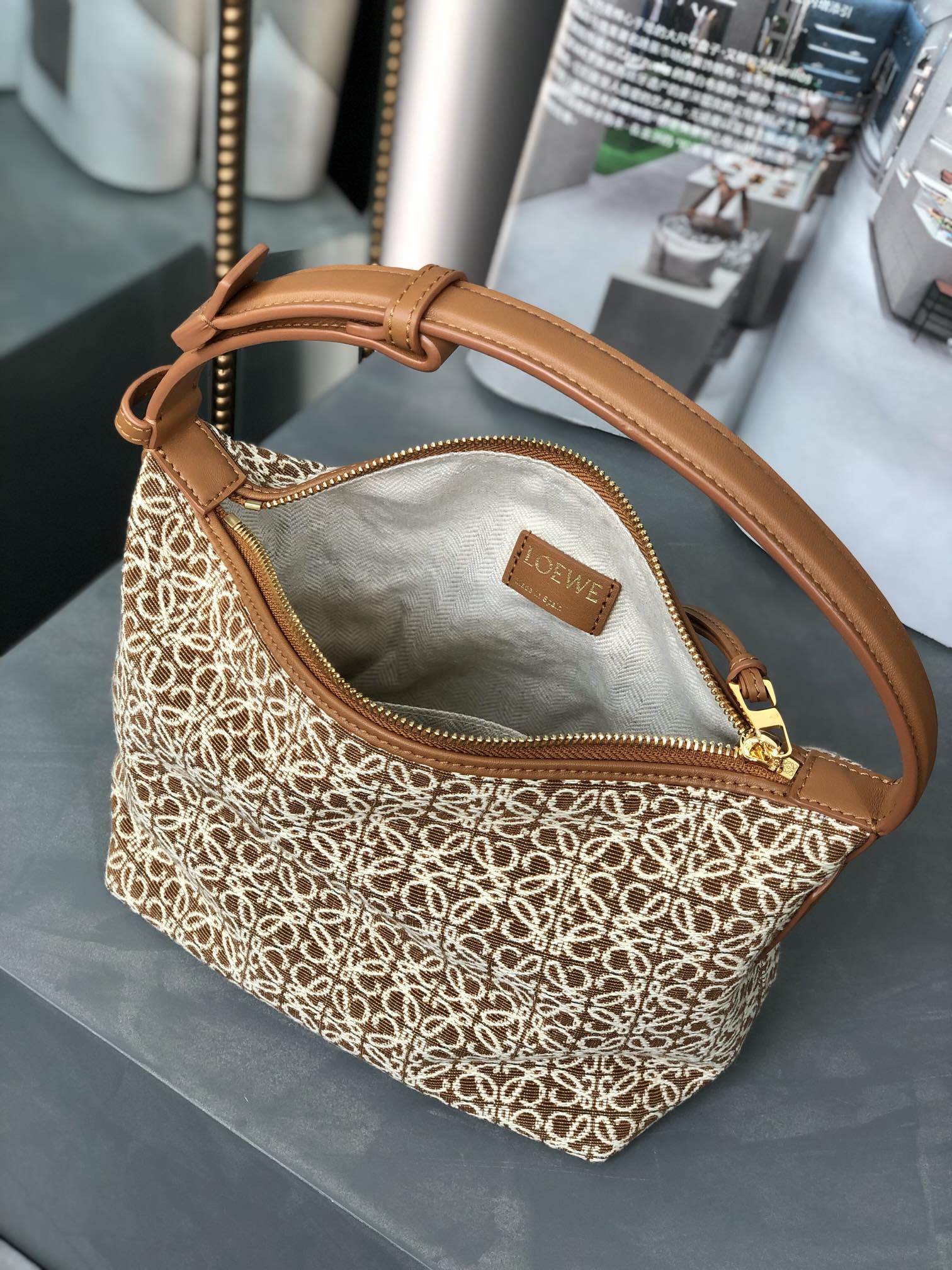 Handbags LOEWE  size:21-12-17 cm - vstockx