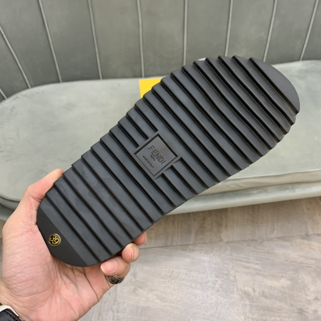Fendi Slides 4 - vstockx