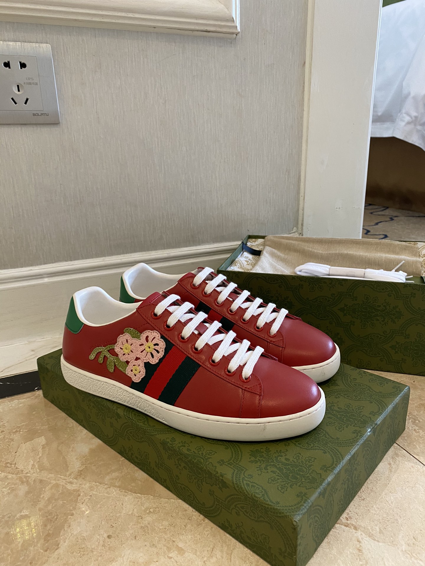 Gucci Women's Ace sneaker with bee sneaker 4 - vstockx