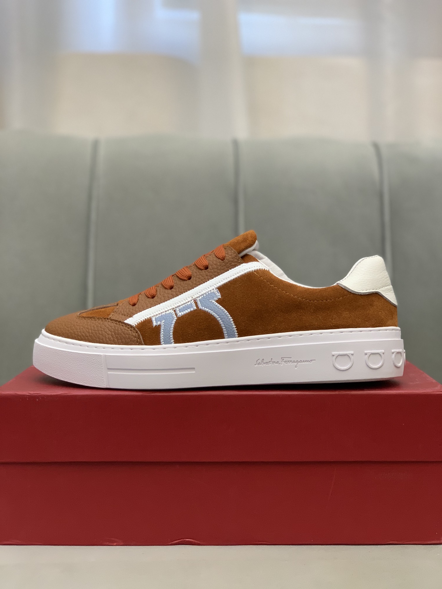 Salvatore Ferragamo Gancini Sneaker 8 - vstockx