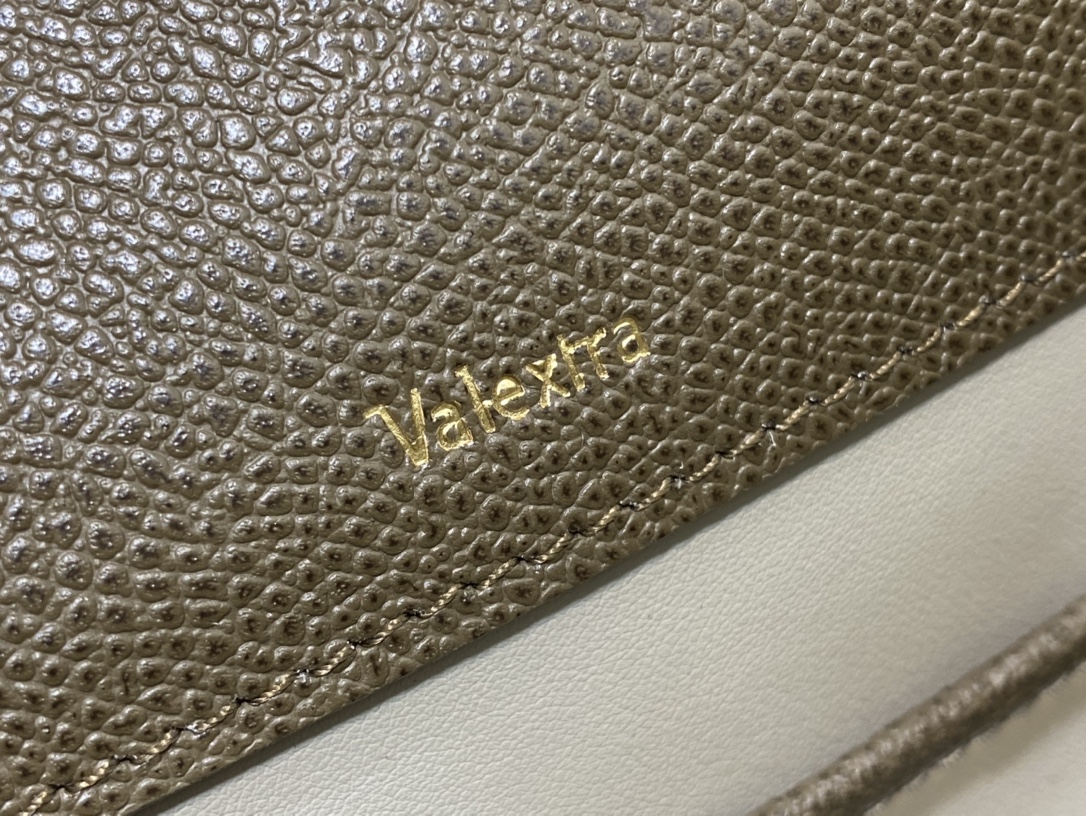 Handbag VALEXTRA size *'* - vstockx