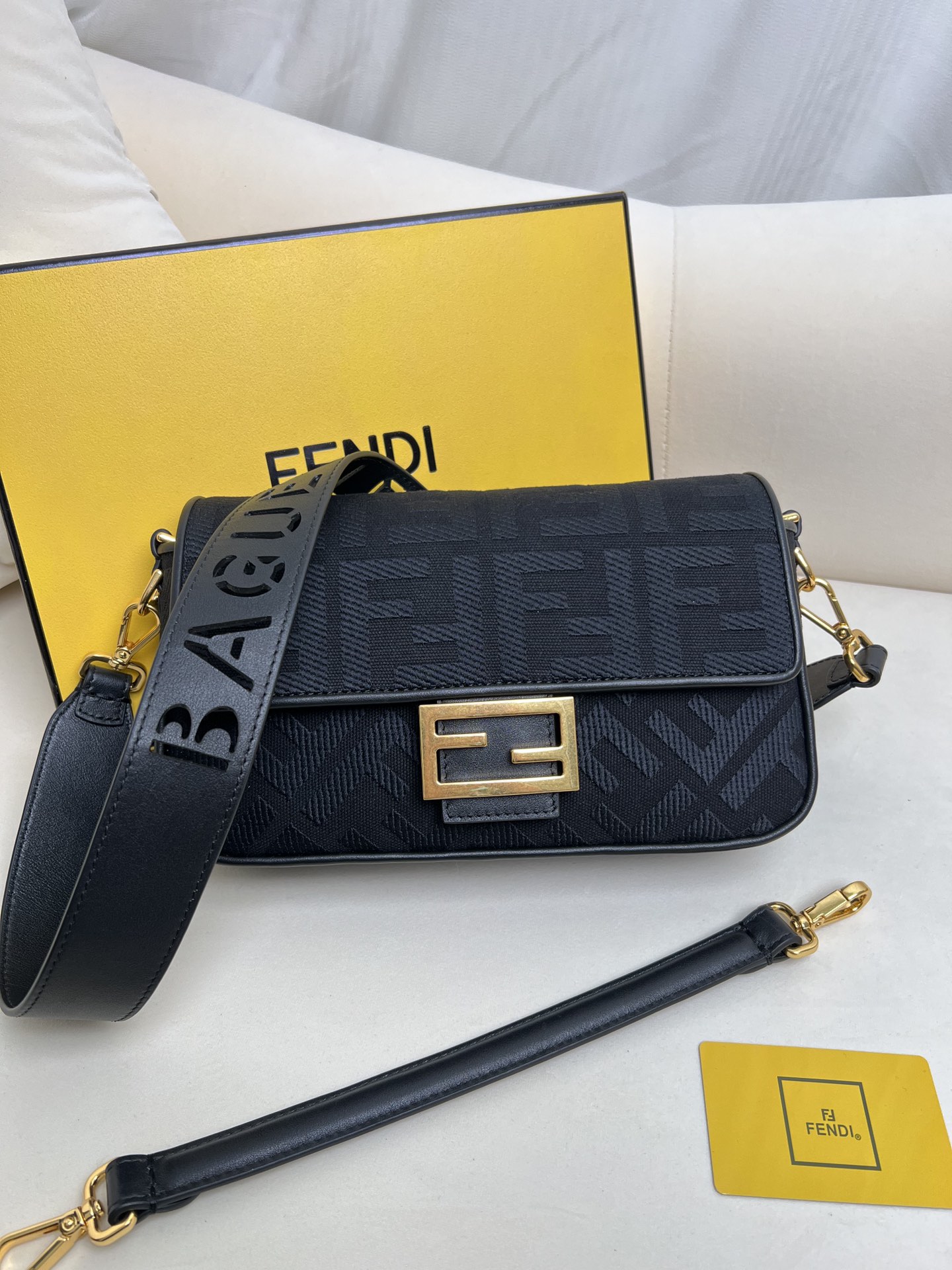 handbags FENDI Baguette size:26*6.5*13.5cm - vstockx