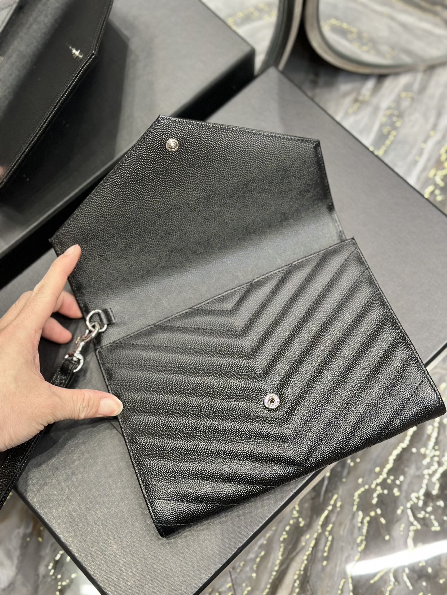 Handbags SAINT LAURENT 617662 size 21  6  3 cm - vstockx