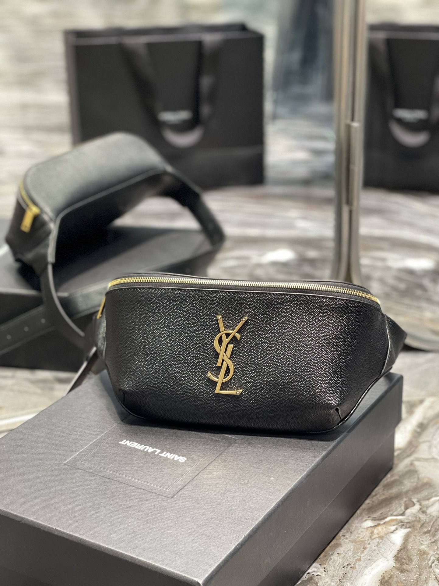 Handbags SAINT LAURENT 569737 size 25  14  3.5 cm - vstockx