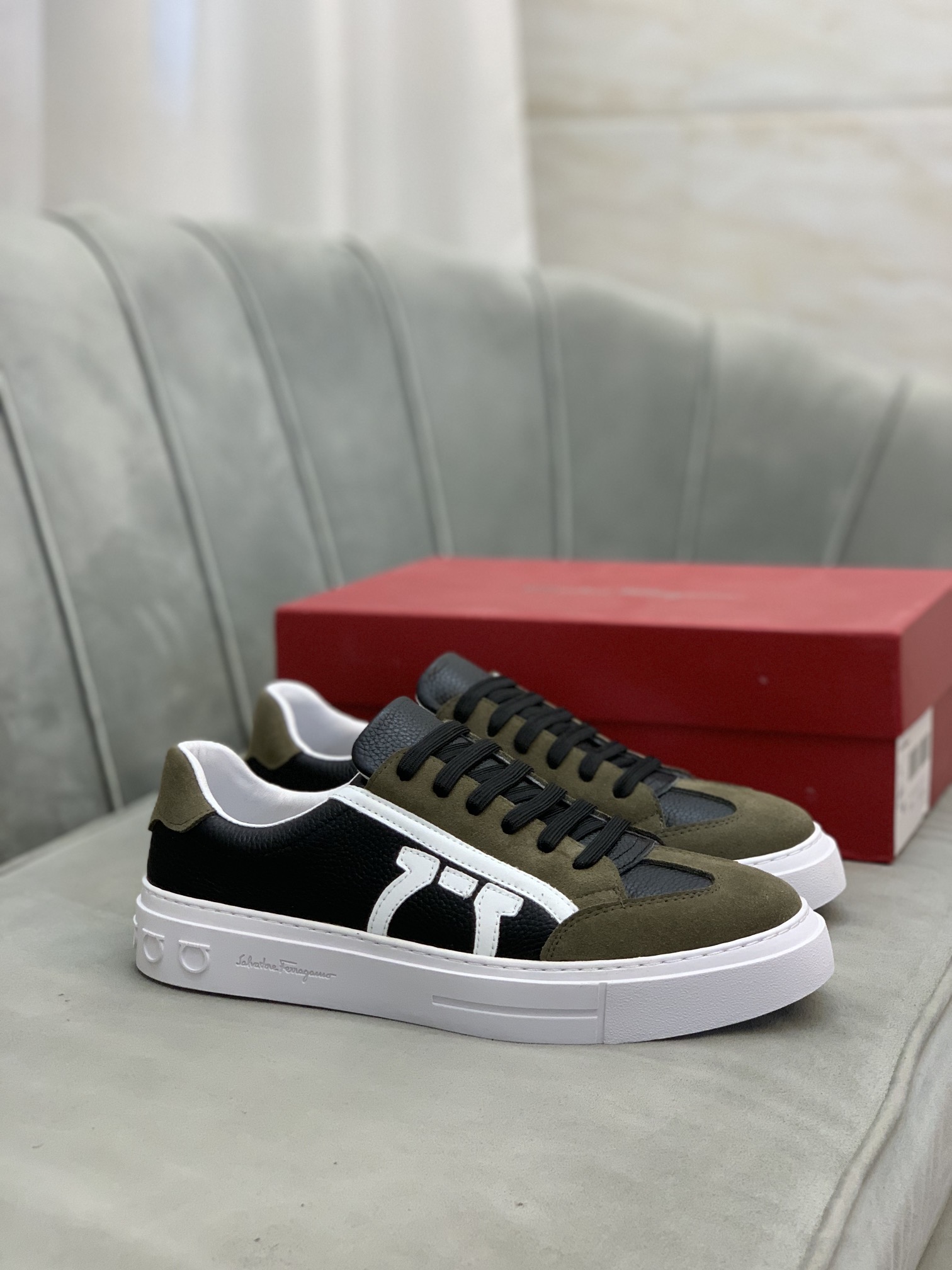 Salvatore Ferragamo Gancini Sneaker 7 - vstockx