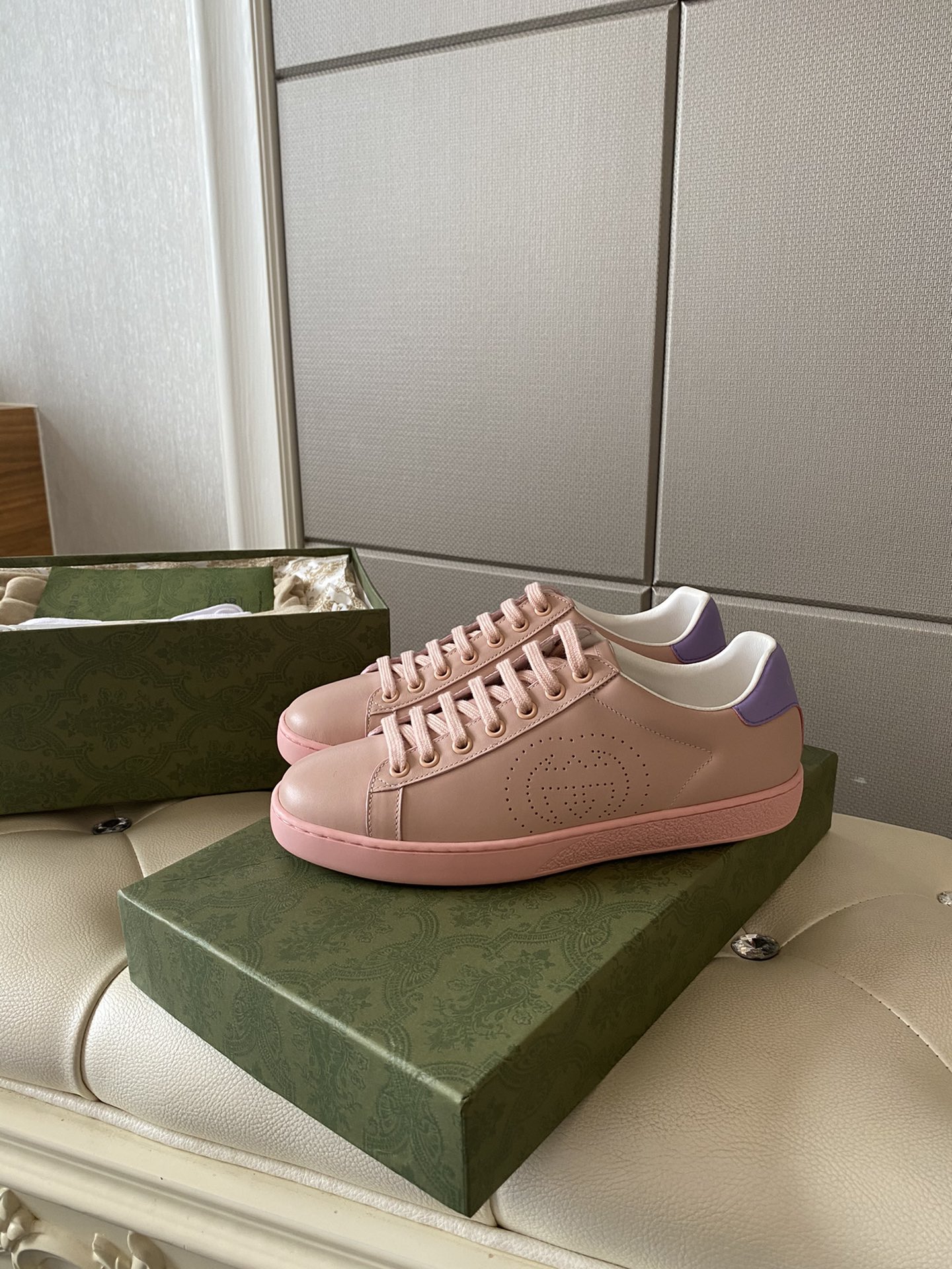 Gucci Women's Ace sneaker with bee sneaker 4 - vstockx