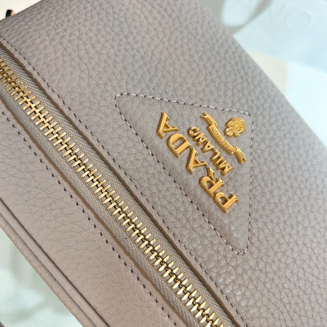 handbags prada 1BH202 18*11.5*7.5 - vstockx