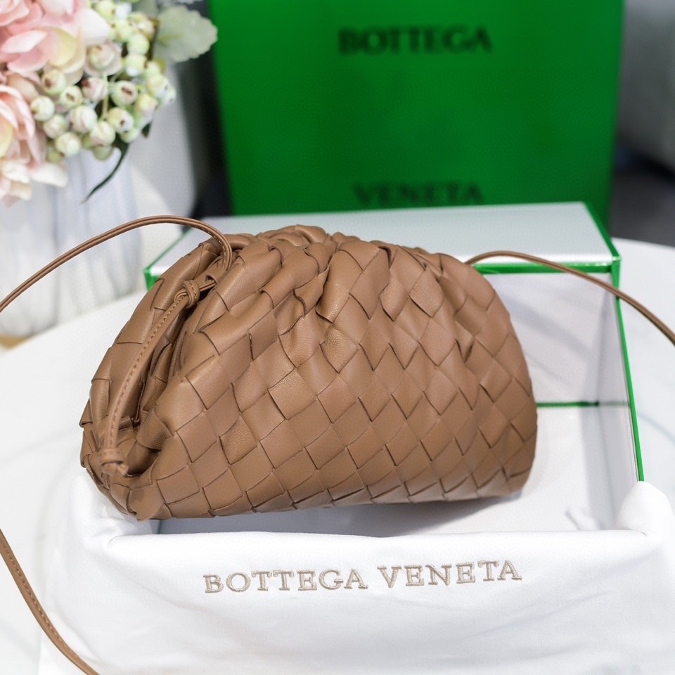handbags Bottega Veneta The pouch size:23*13*8 - vstockx