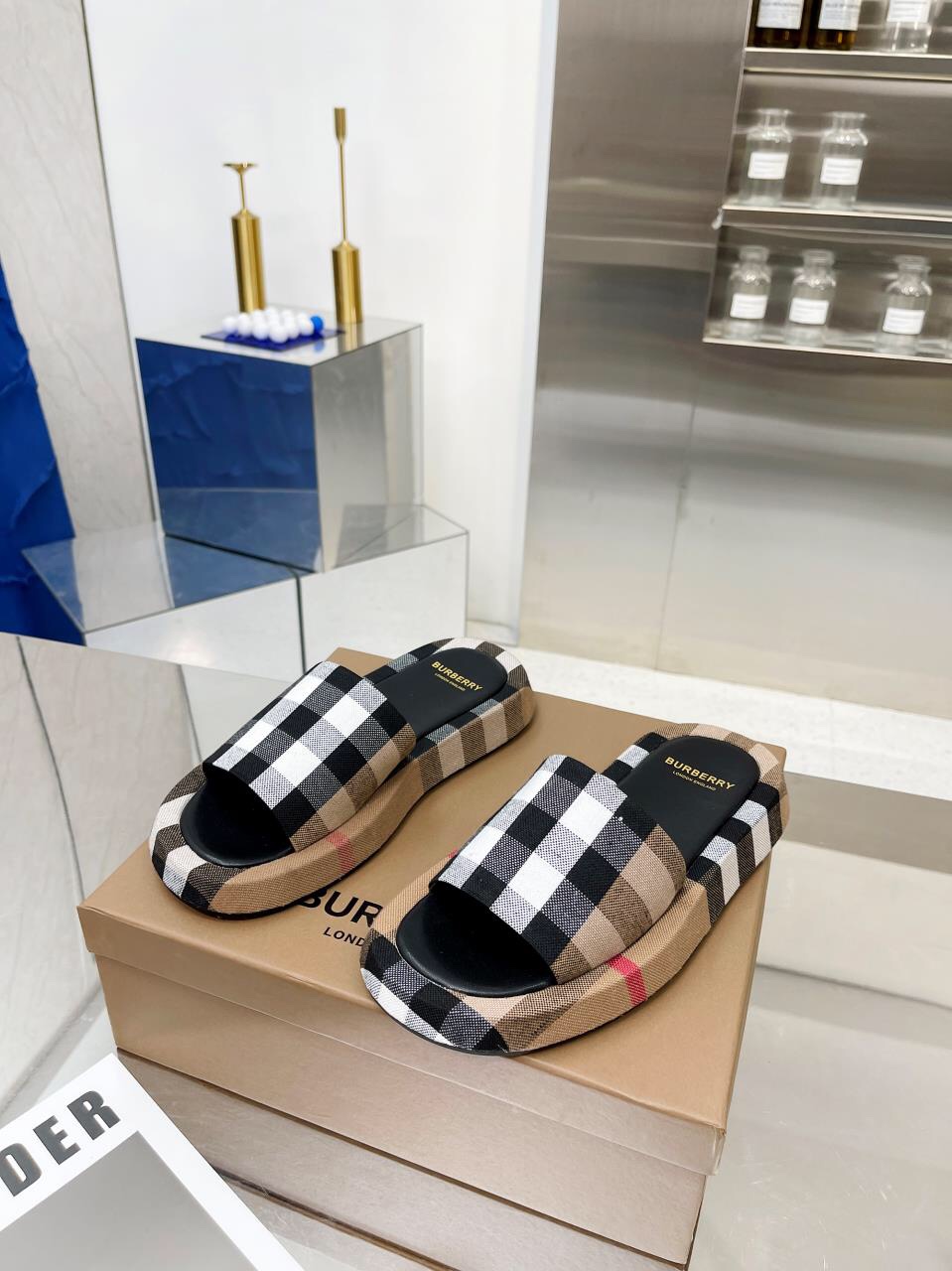 BURBERRY Buckingham Slides WOMEN 1 - vstockx