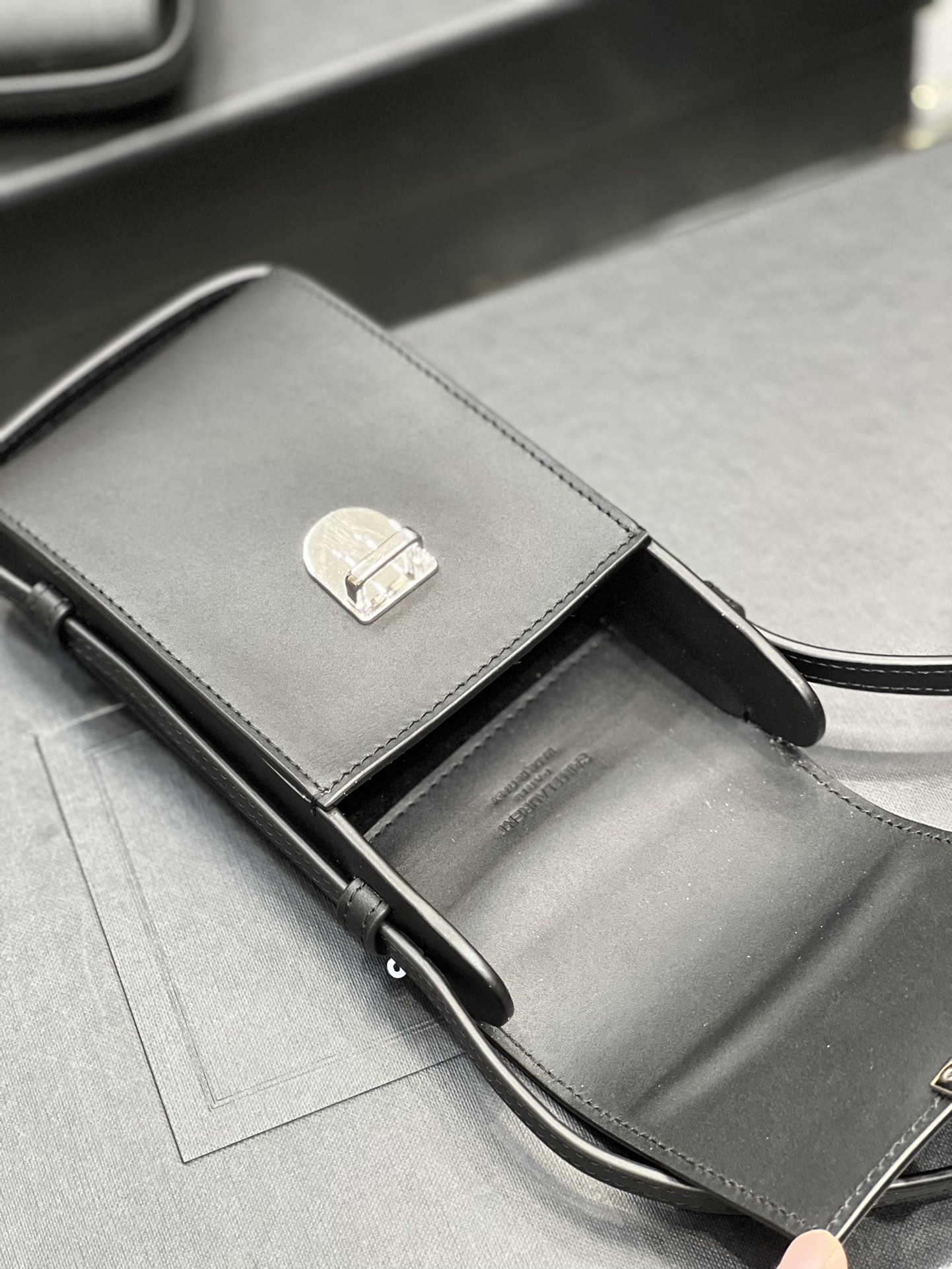 Handbags SAINT LAURENT 667718 size 9x3.5x18 cm - vstockx