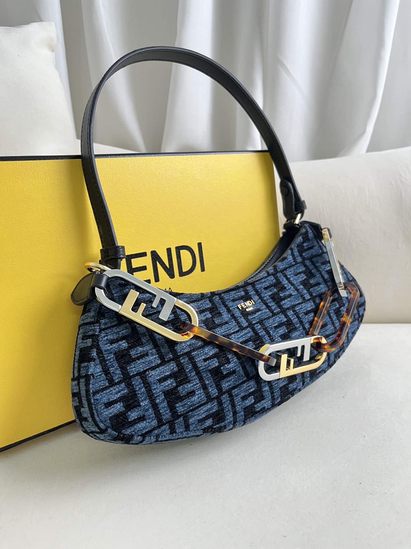 handbags FENDI 225 size:32*11*5cm - vstockx