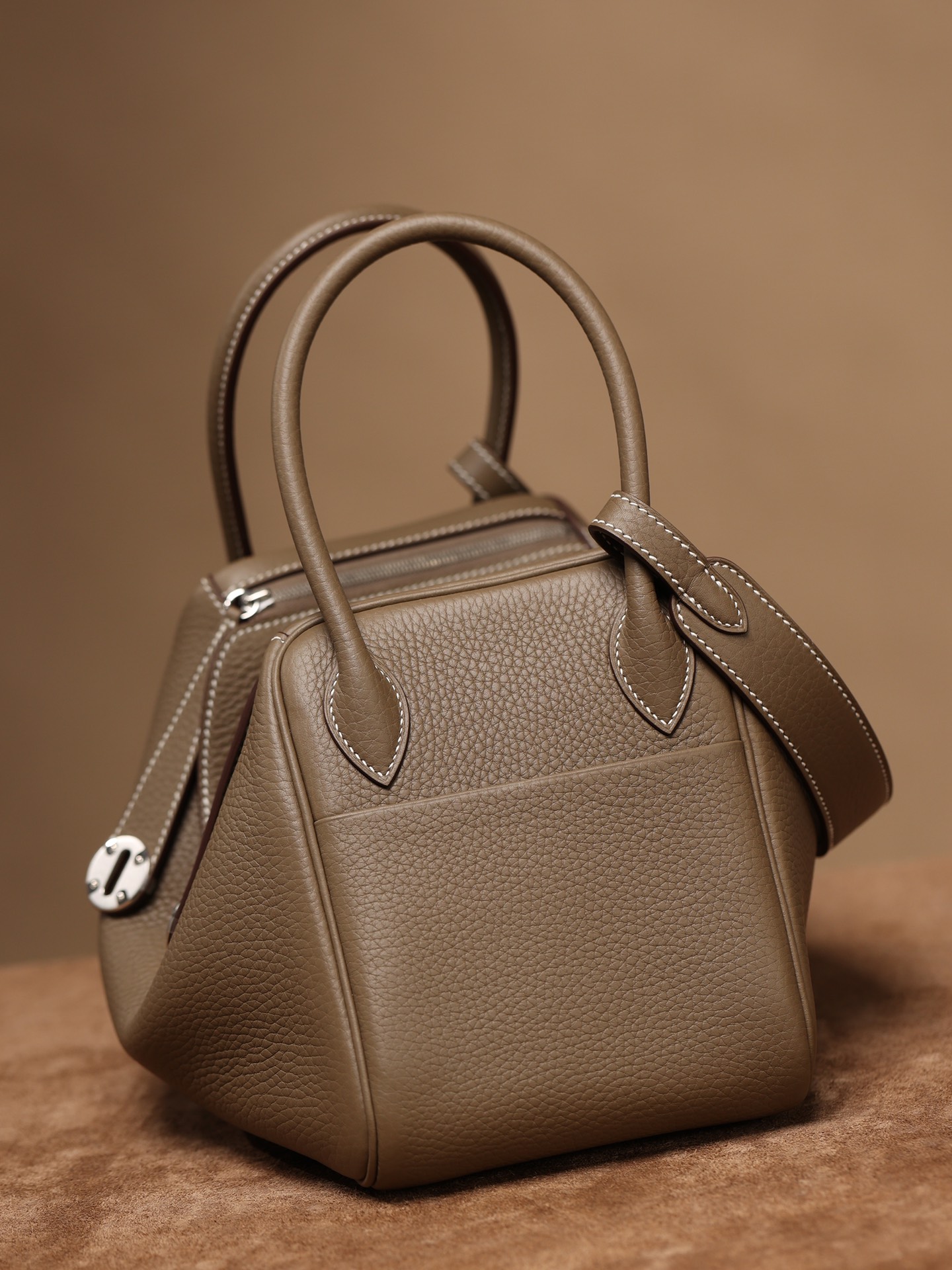 Handbags Hermes Lindy size:26x 18x14 cm - vstockx