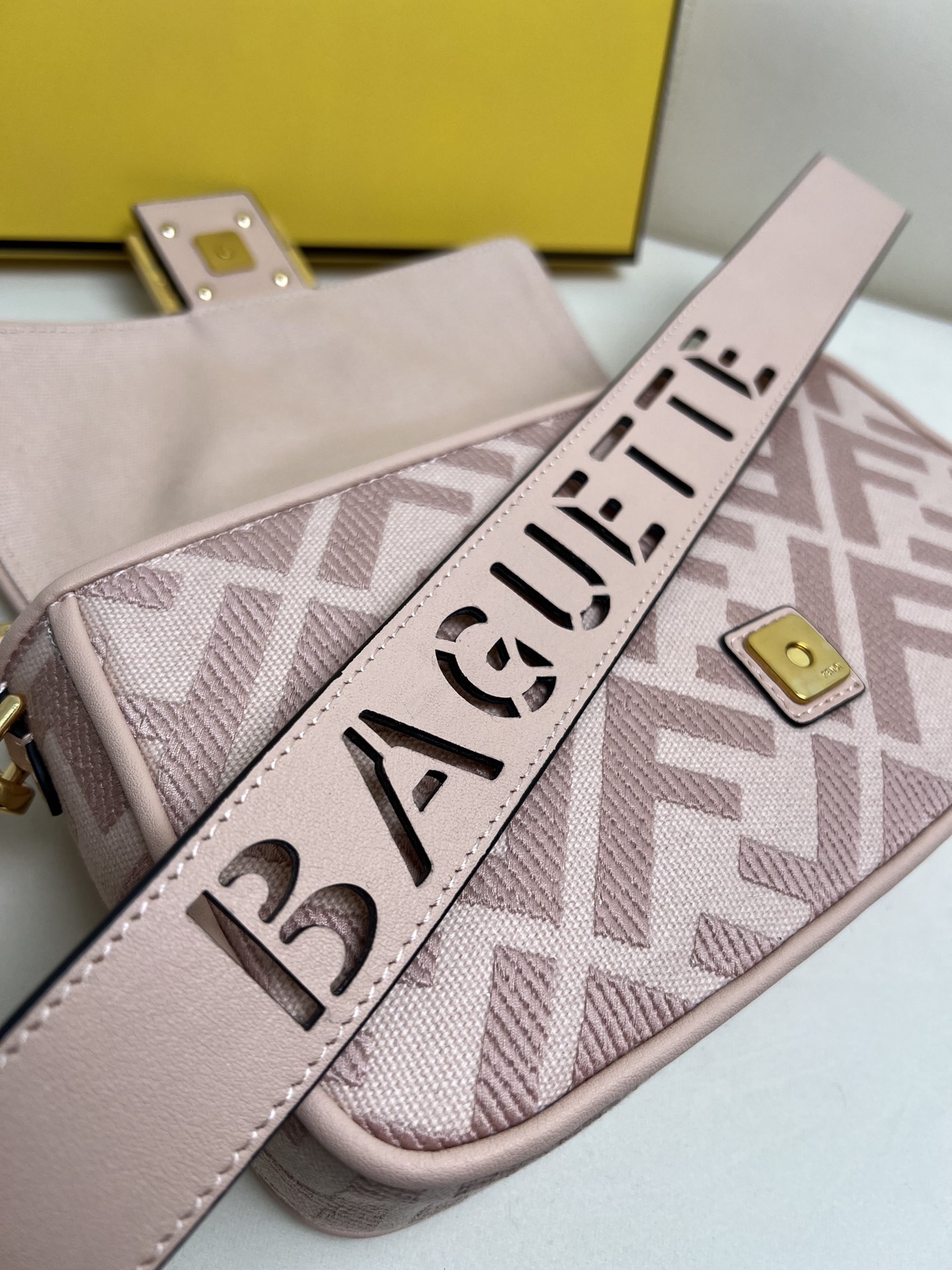 handbags FENDI Baguette size:26*6.5*13.5cm - vstockx