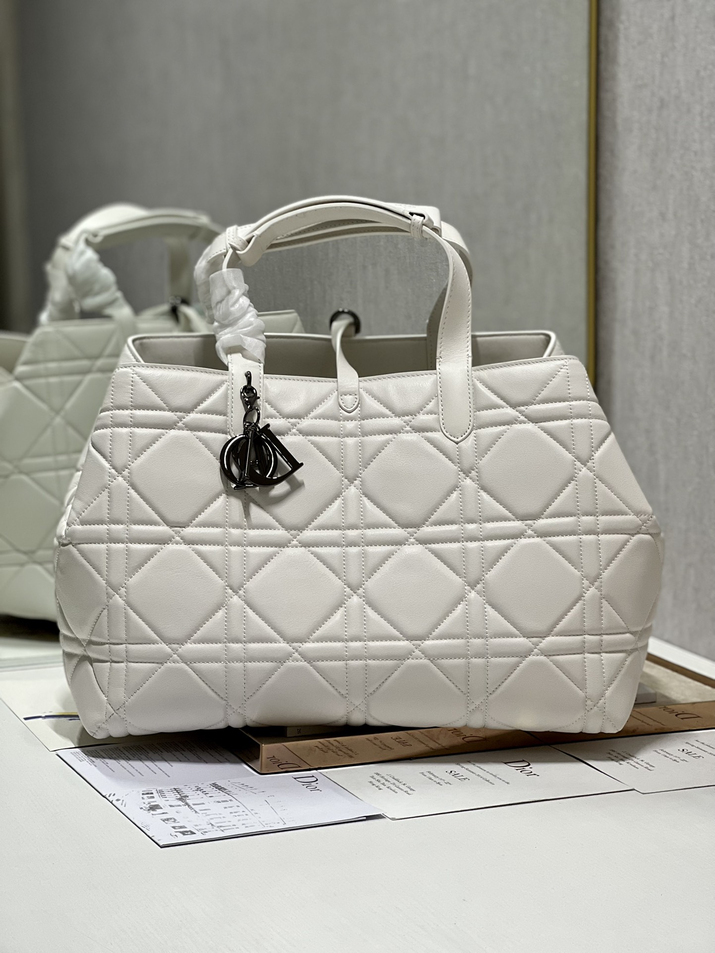 Handbag Dior 1188 size 37  43  22 cm - vstockx