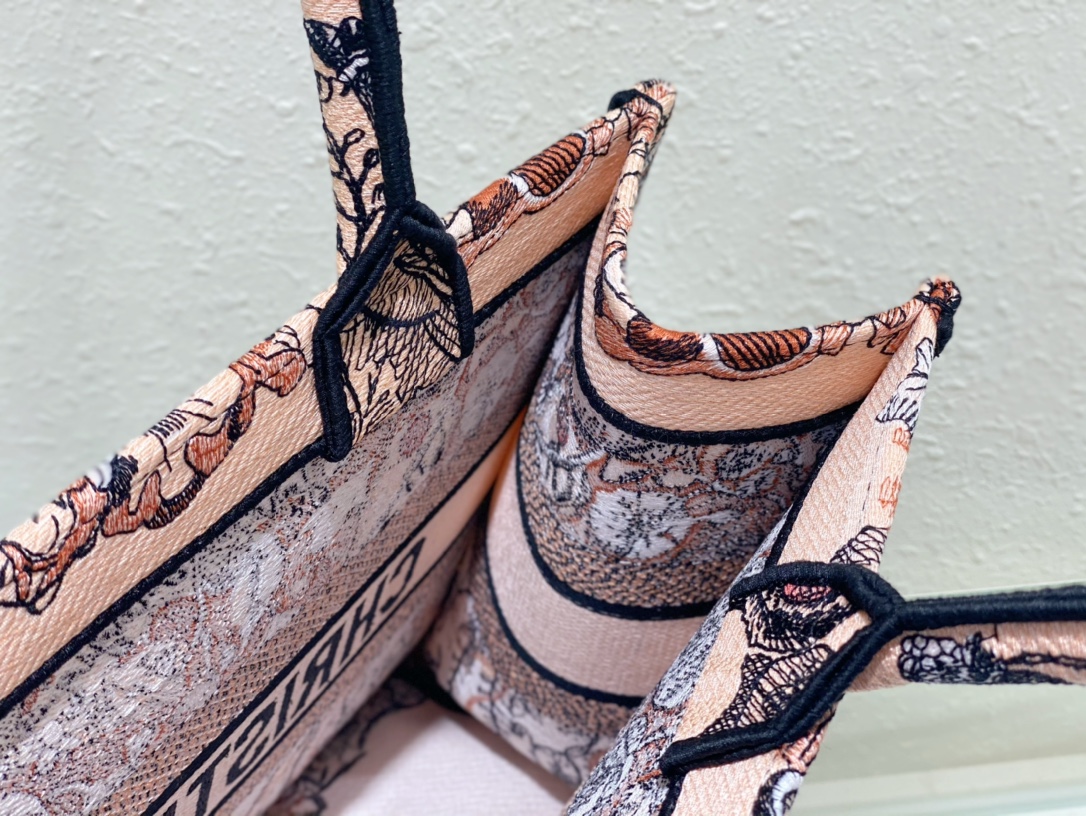 Handbag Dior 8001 size 36 x 27.5 x 16.5 cm - vstockx