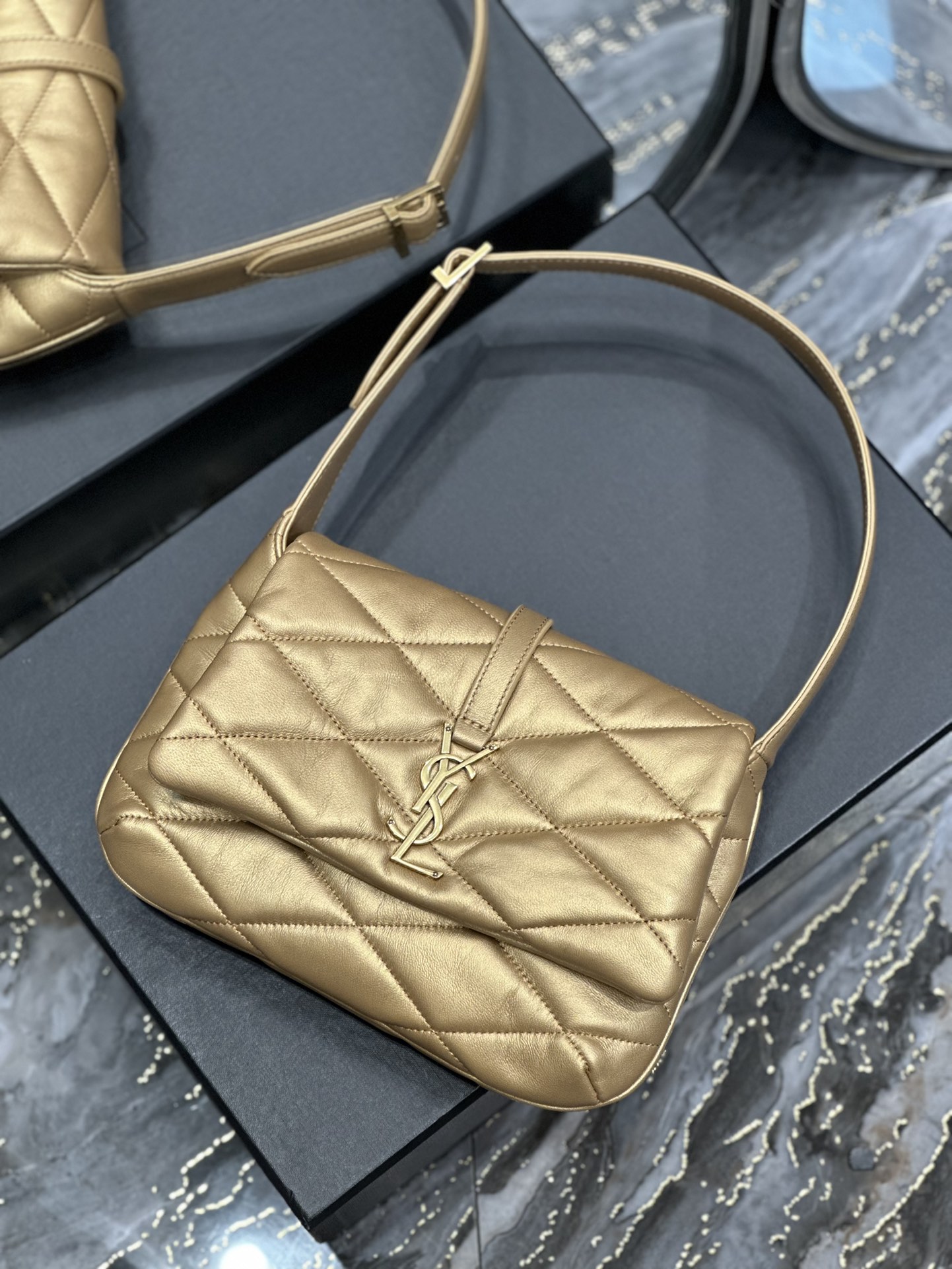Handbags SAINT LAURENT 698567 size 24  18  5.5 cm - vstockx