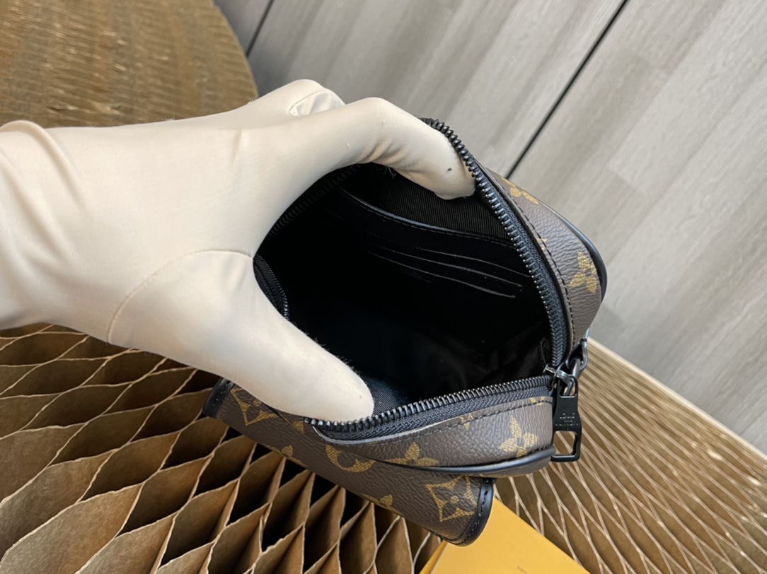 Handbag Louis Vuitton M69405 size 15x17x8 CM - vstockx