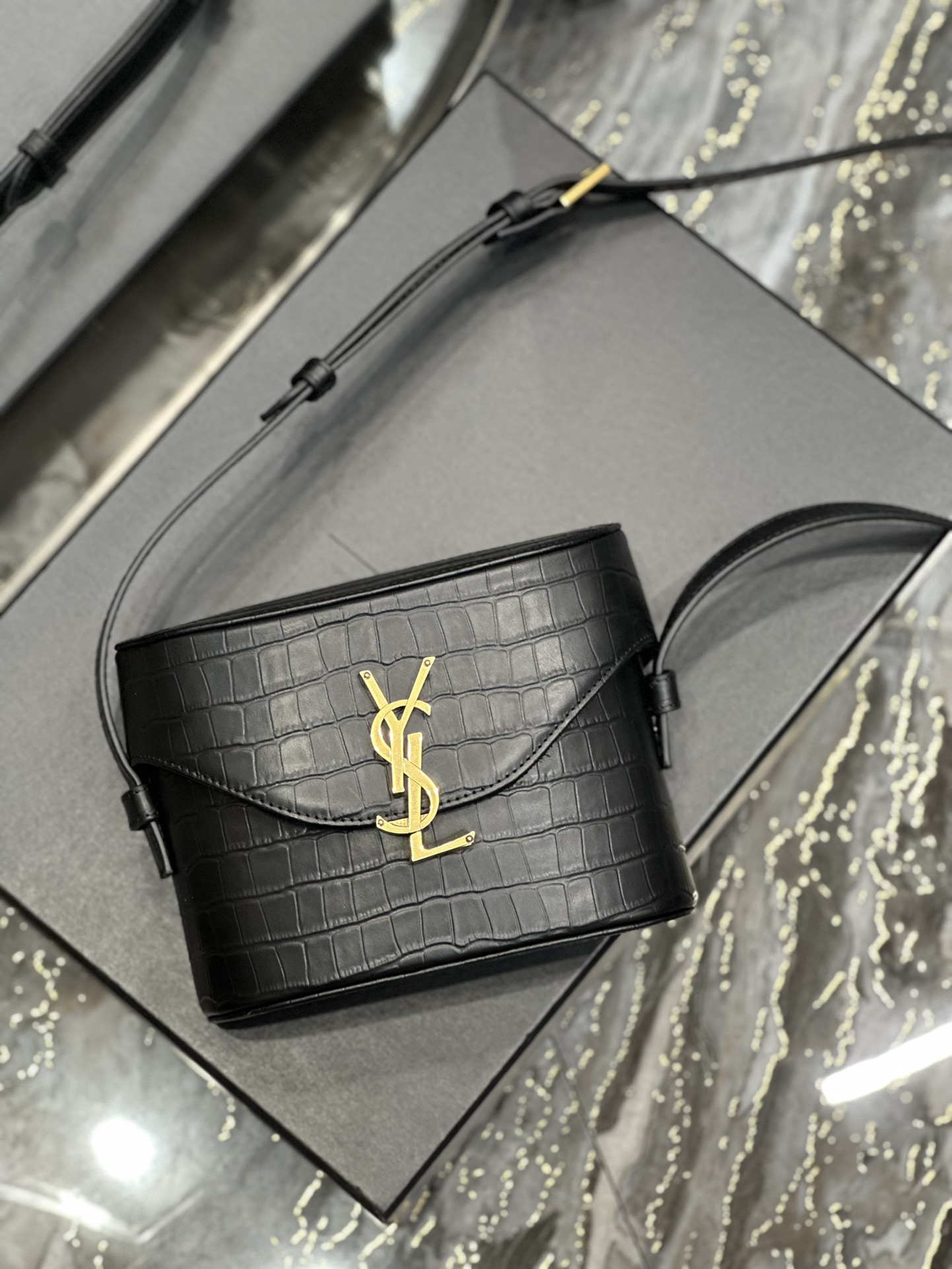 Handbags SAINT LAURENT 710080 size 19  15  8 cm - vstockx