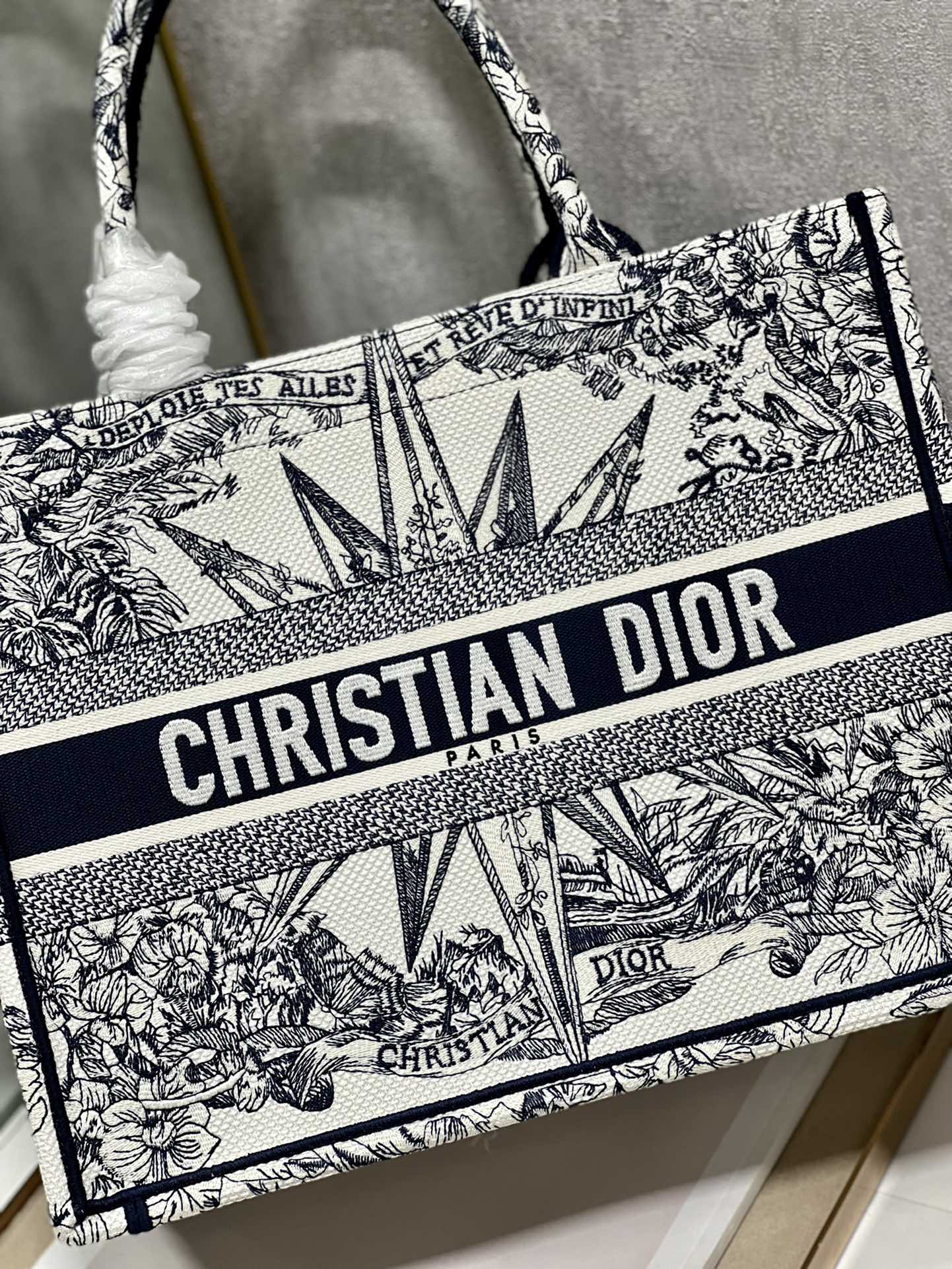 Handbag Dior 1286 size 36  28 cm - vstockx