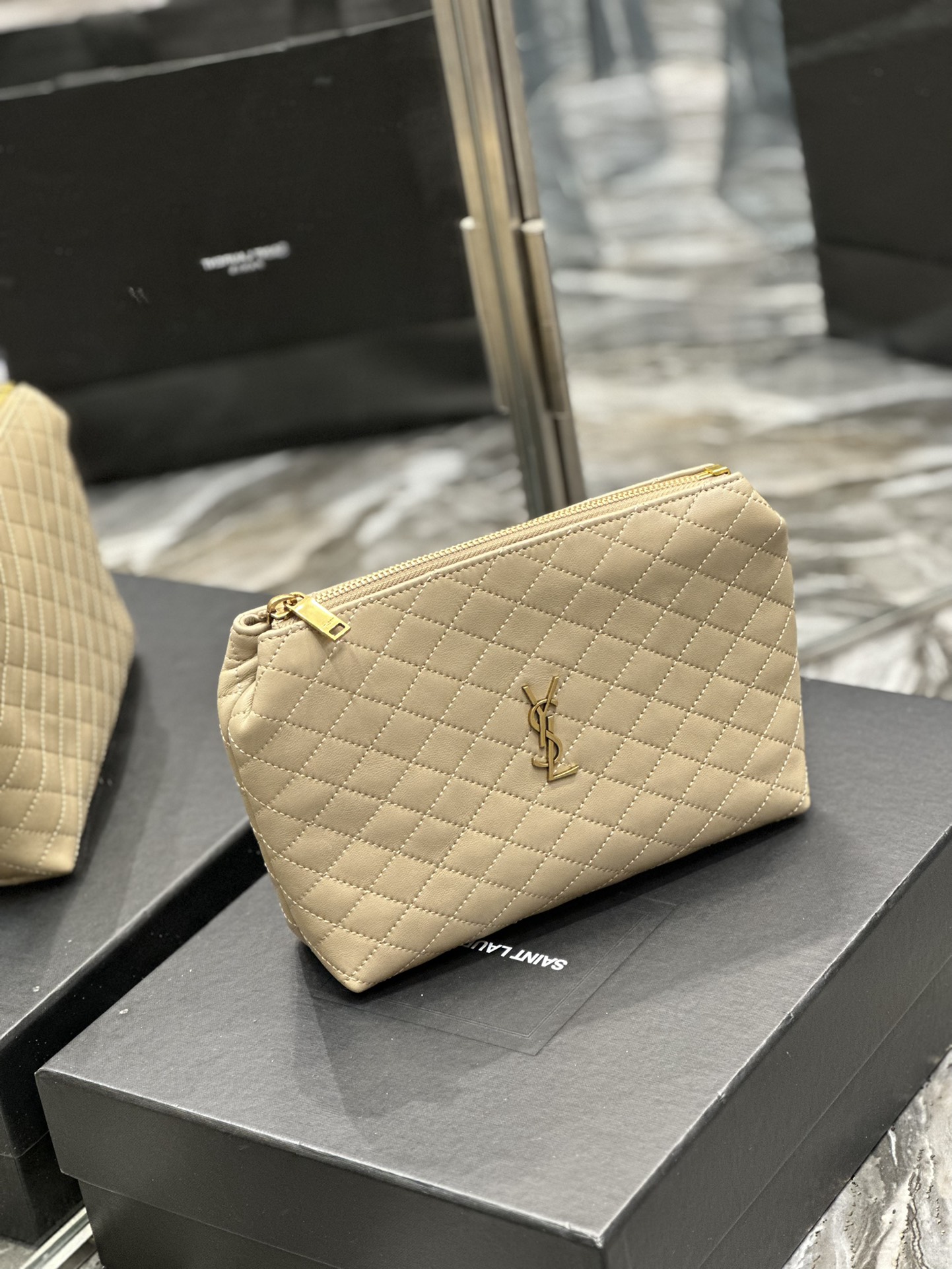 Handbags SAINT LAURENT 733955 size 23  17  5 cm - vstockx