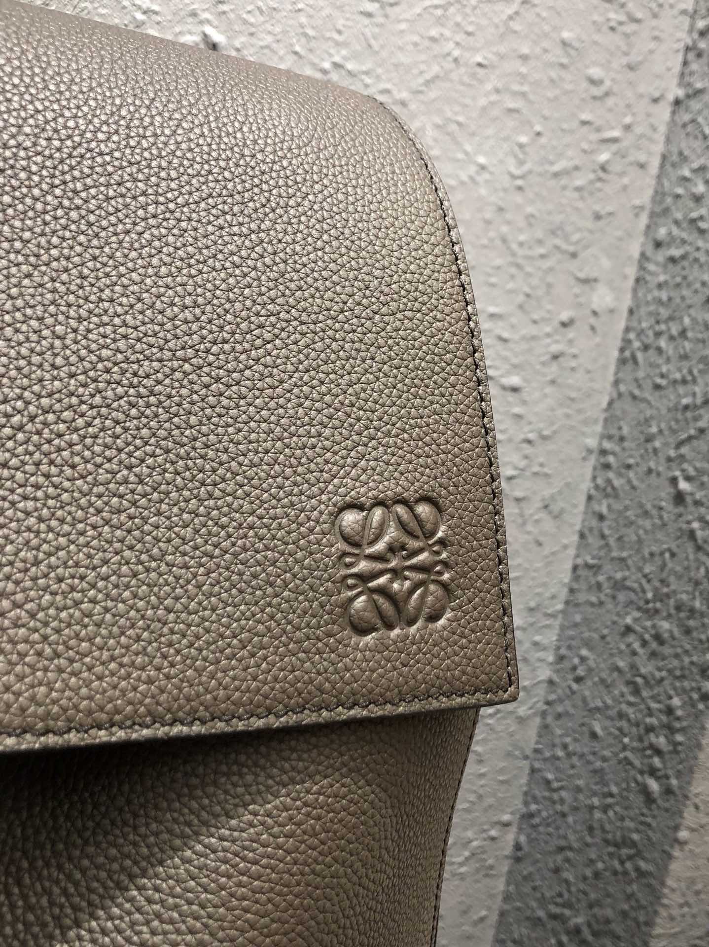 Handbags LOEWE ykk size:33x44.5x19 cm - vstockx