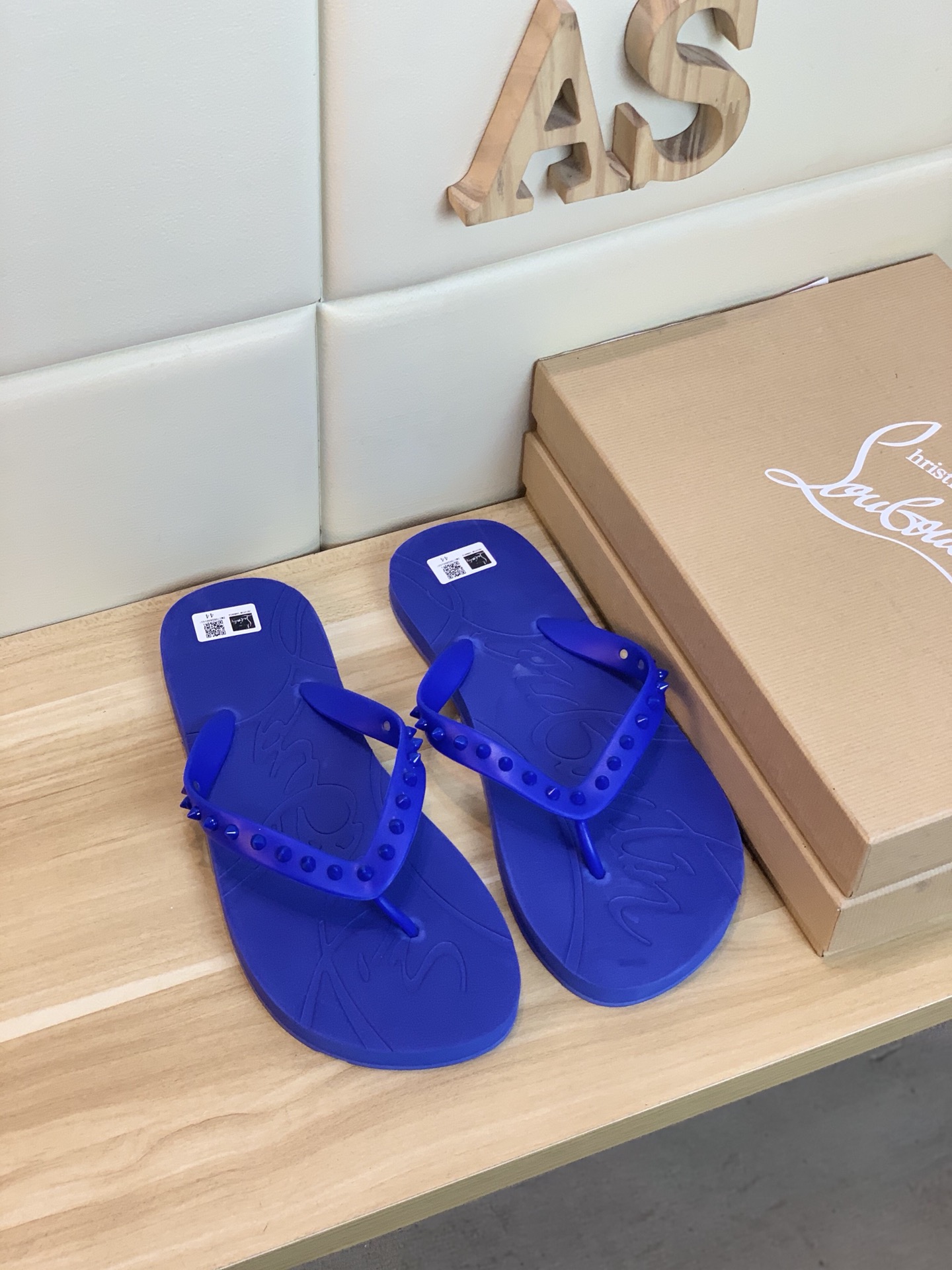 Christian Louboutin Loubi Flip Flat 1 - vstockx