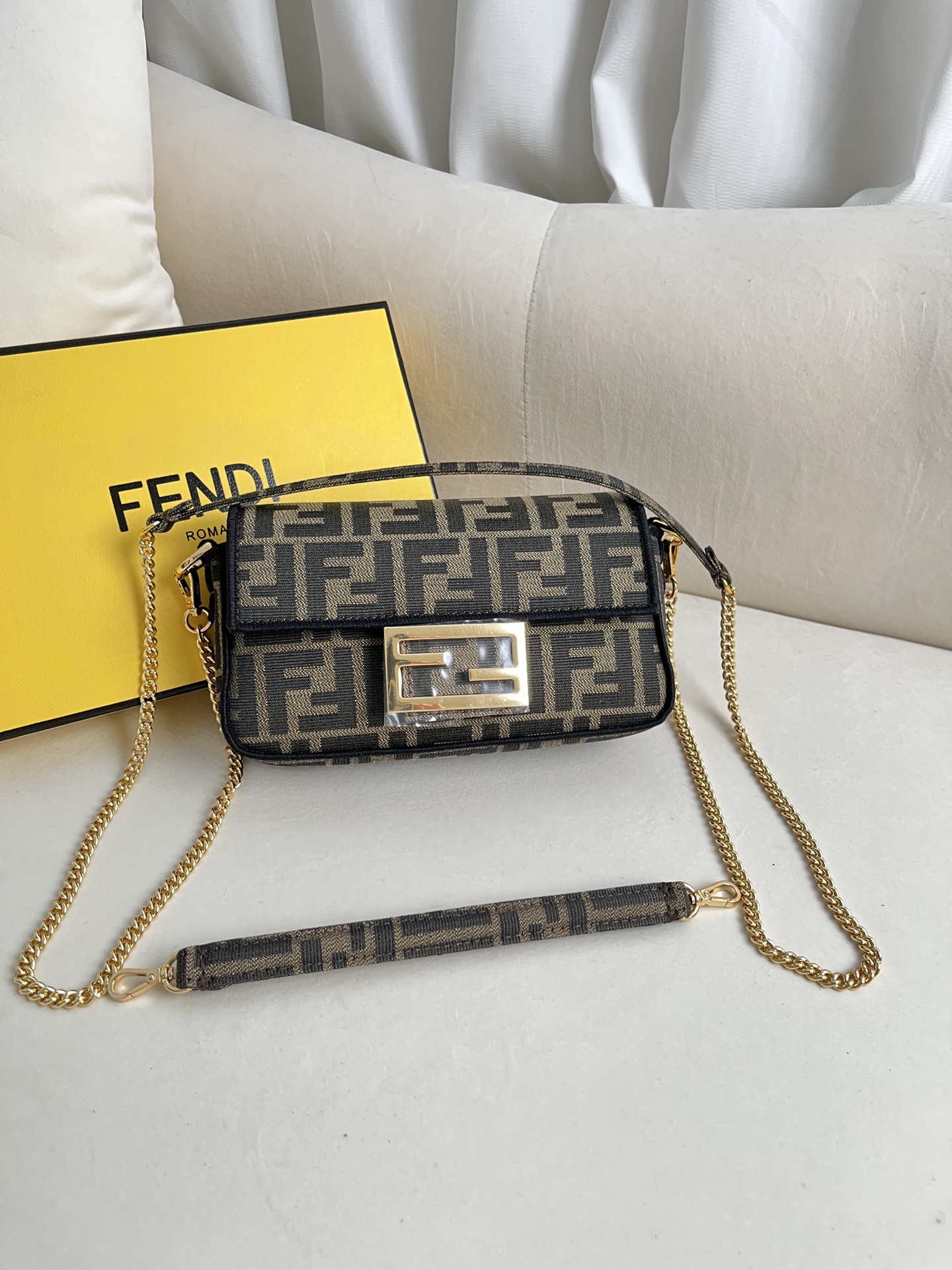 handbags FENDI 103 size:15*27*6cm - vstockx