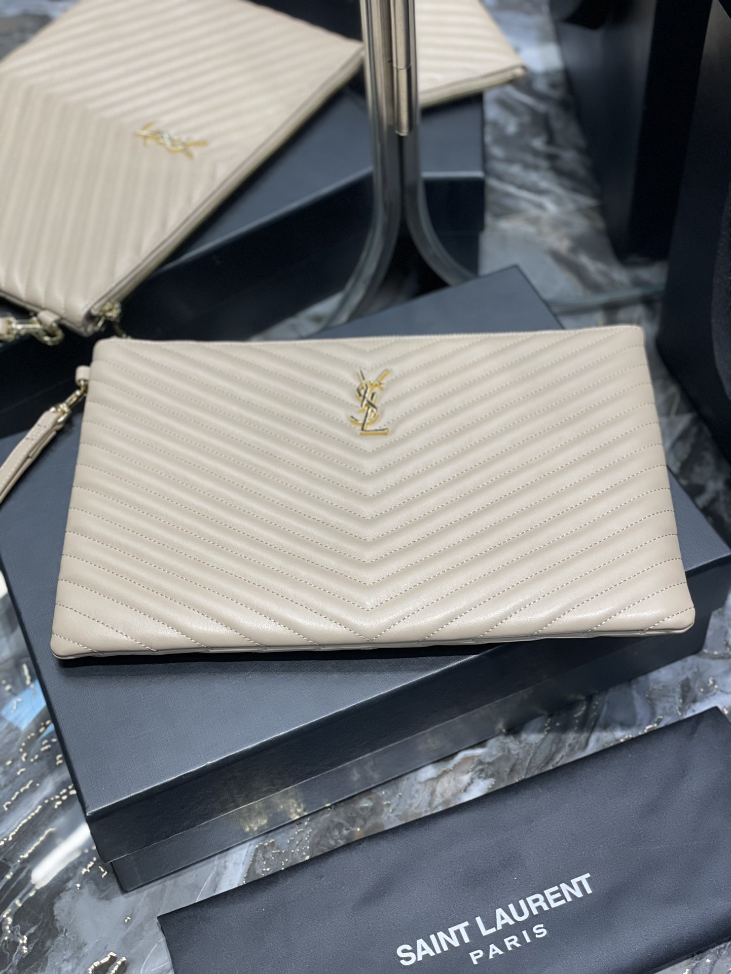Handbags SAINT LAURENT 440222 size 36x24.5x2.5 cm - vstockx