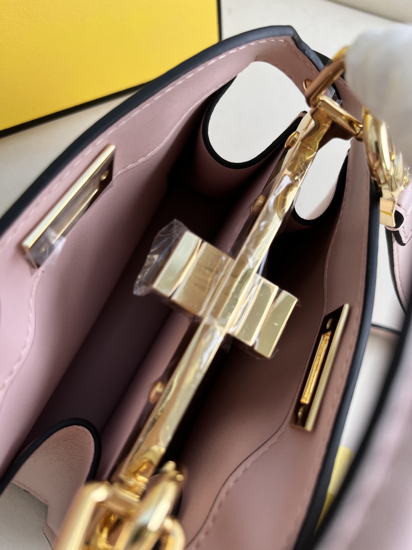 handbags FENDI 0228 size:20*15.5*11cm - vstockx