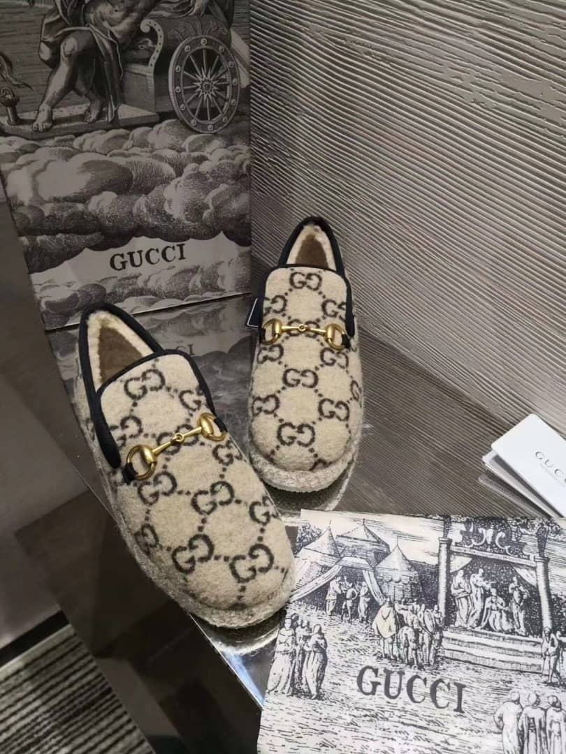 GUCCI Retro horses buckle loaf shoes beige - vstockx