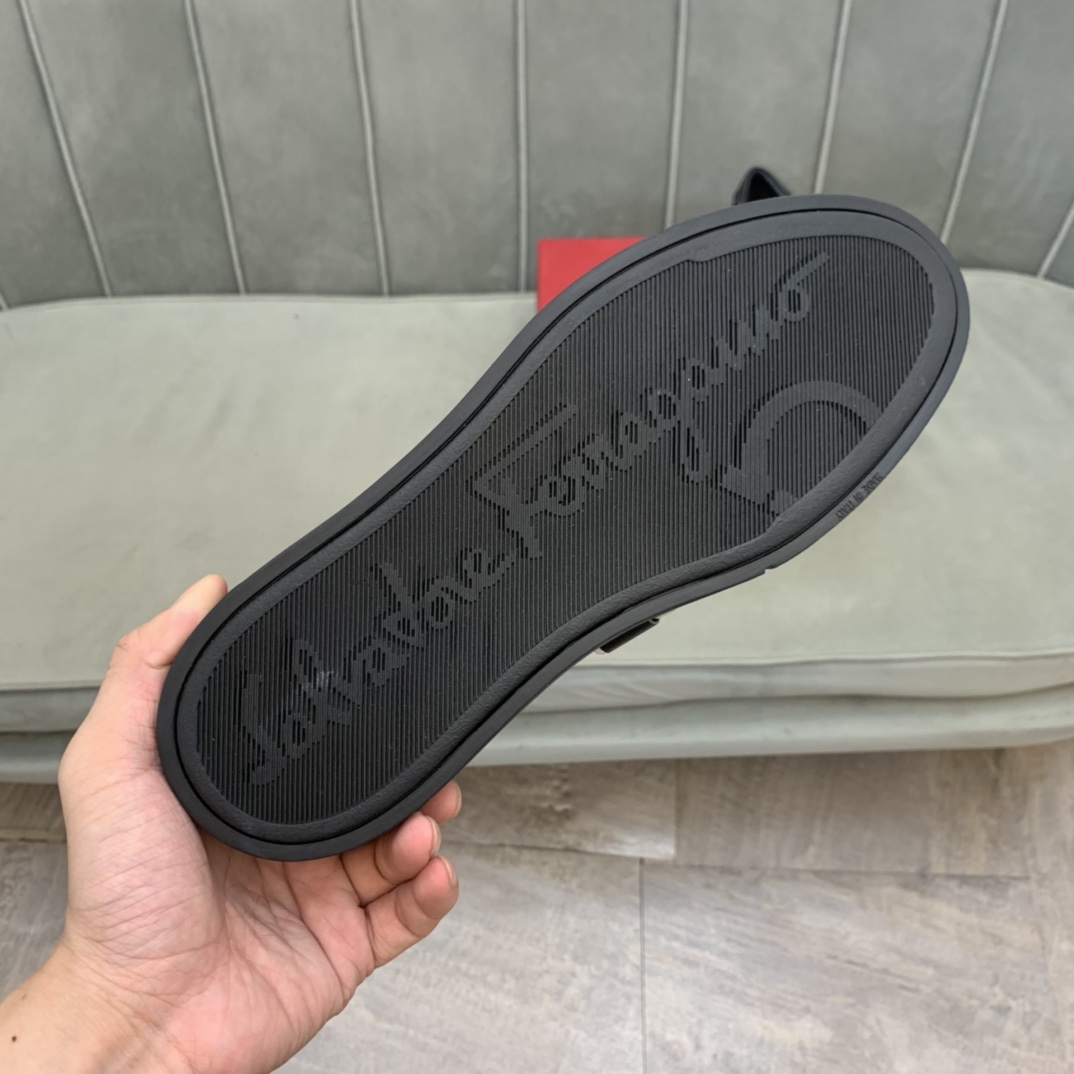 Salvatore Ferragamo Gancini Sneaker 4 - vstockx