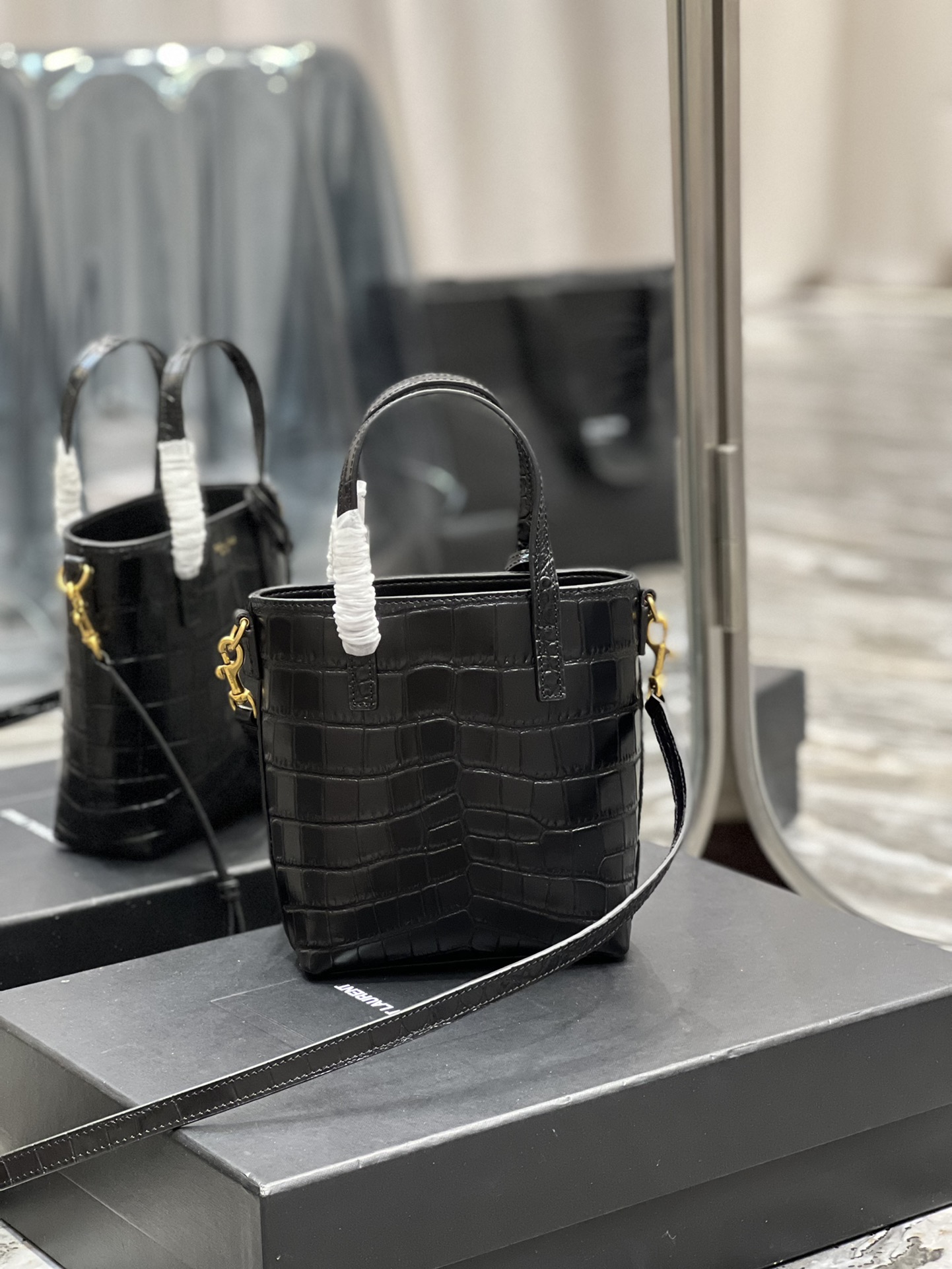 Handbags SAINT LAURENT 712367 size 18x17x8 cm - vstockx