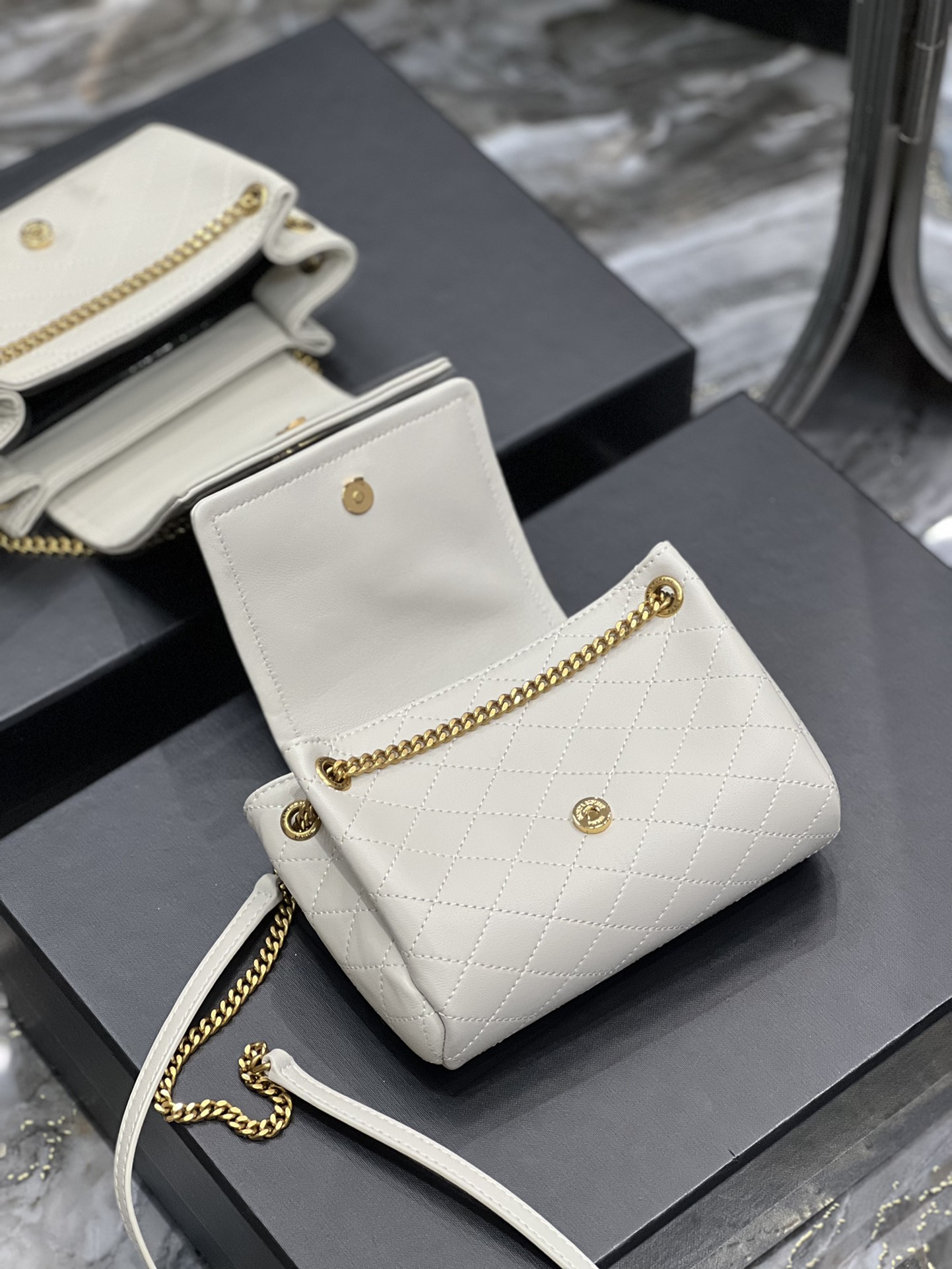 Handbags SAINT LAURENT 672738 size 18x13x6 cm - vstockx