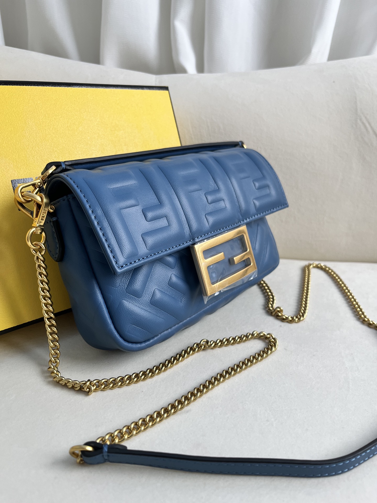 handbags FENDI 212 size:19*11.5*4cm - vstockx