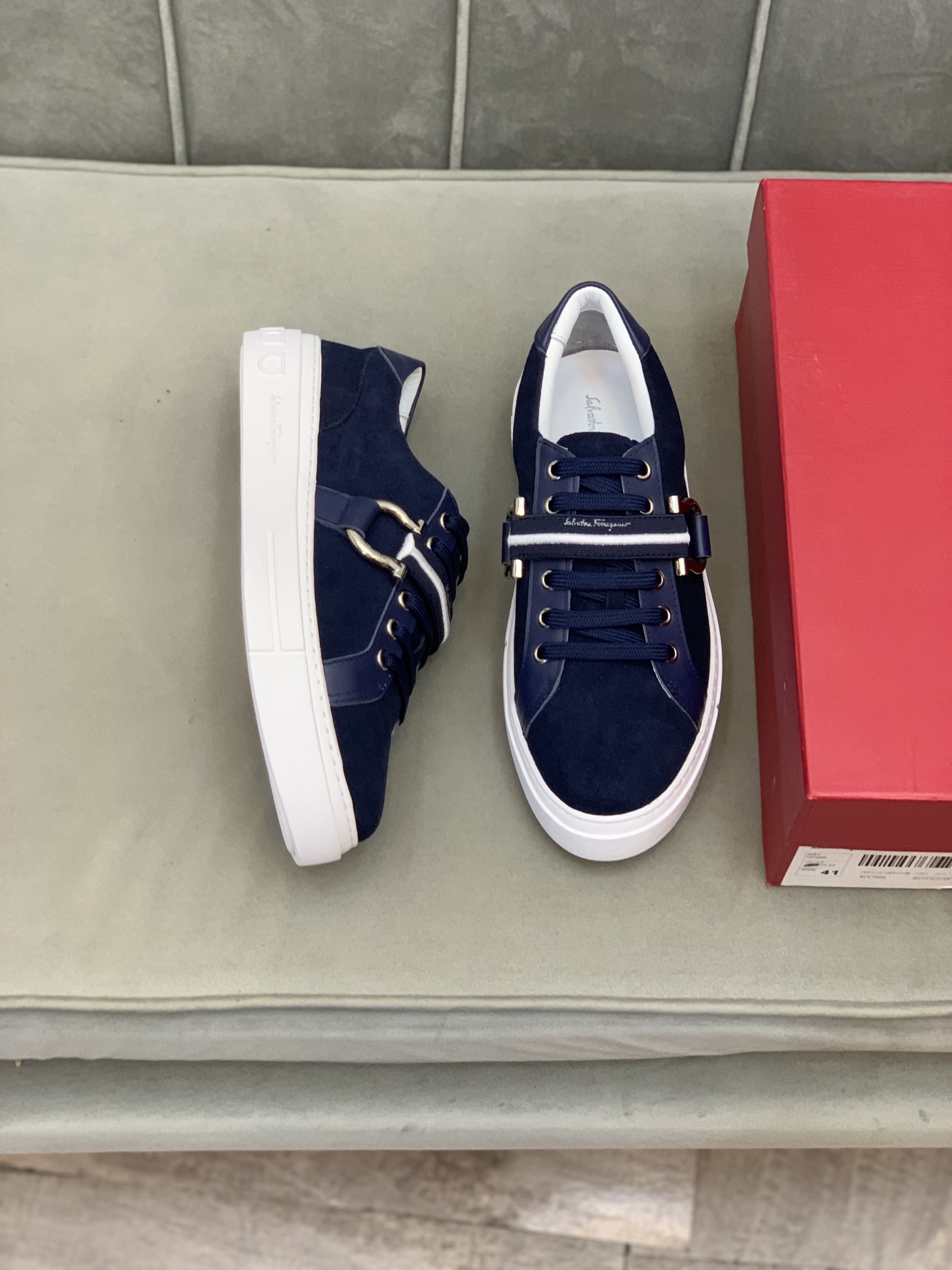 Salvatore Ferragamo Gancini Sneaker 6 - vstockx