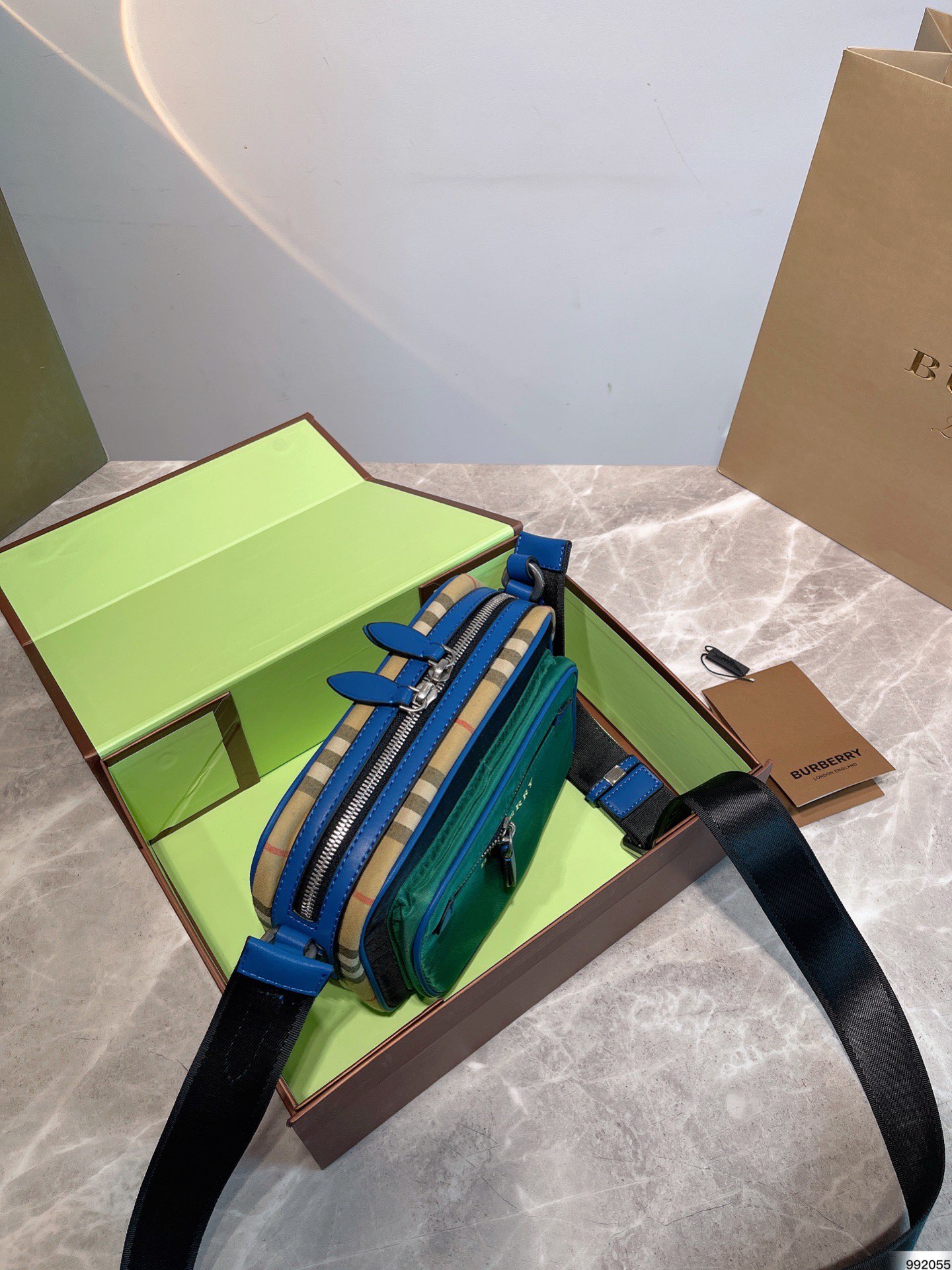 Burberry   ͱ      ෲͬ               ճ     21cm X14cm - vstockx