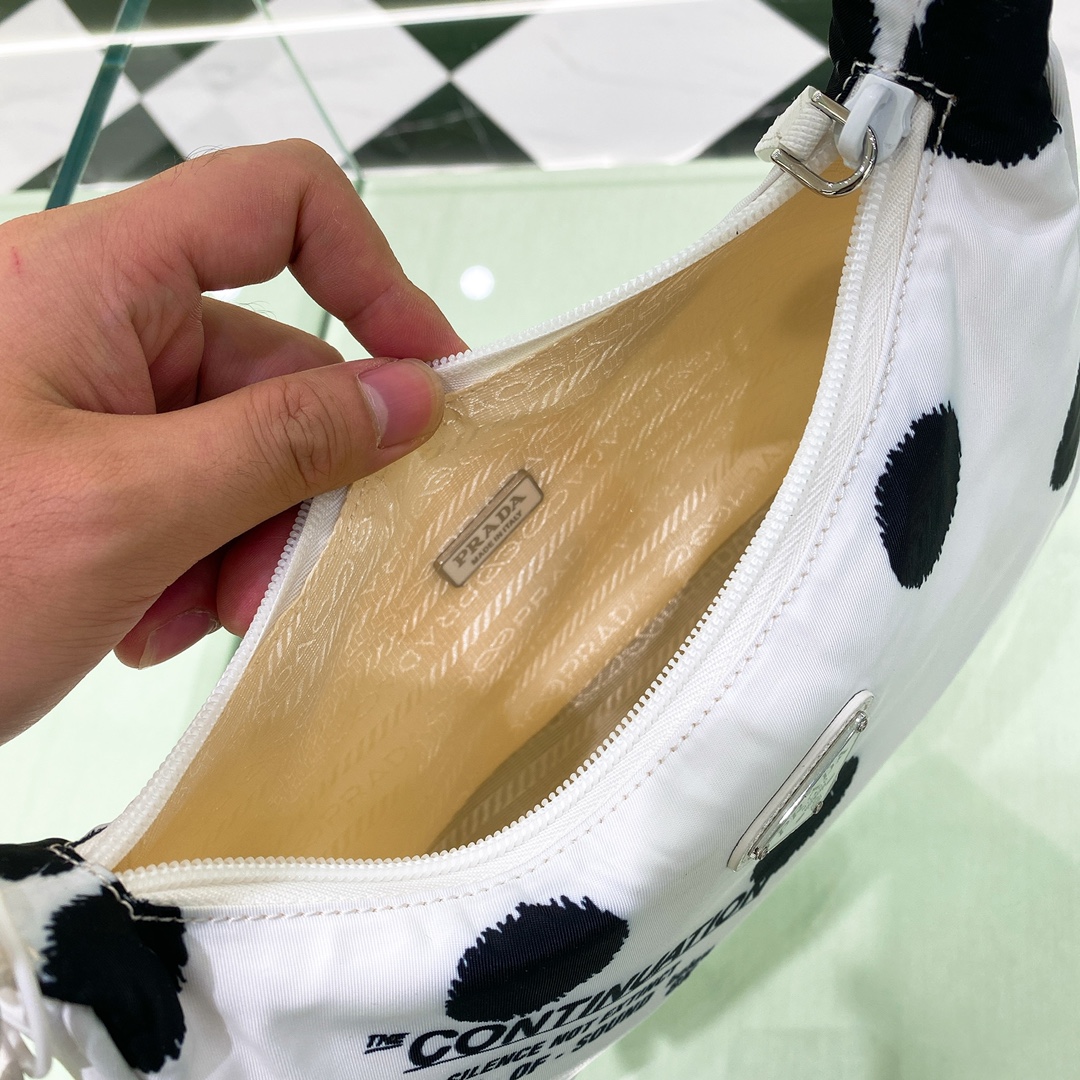 handbags prada Hobo 1NE515 re-edition 2000 Size:22*17*6 - vstockx