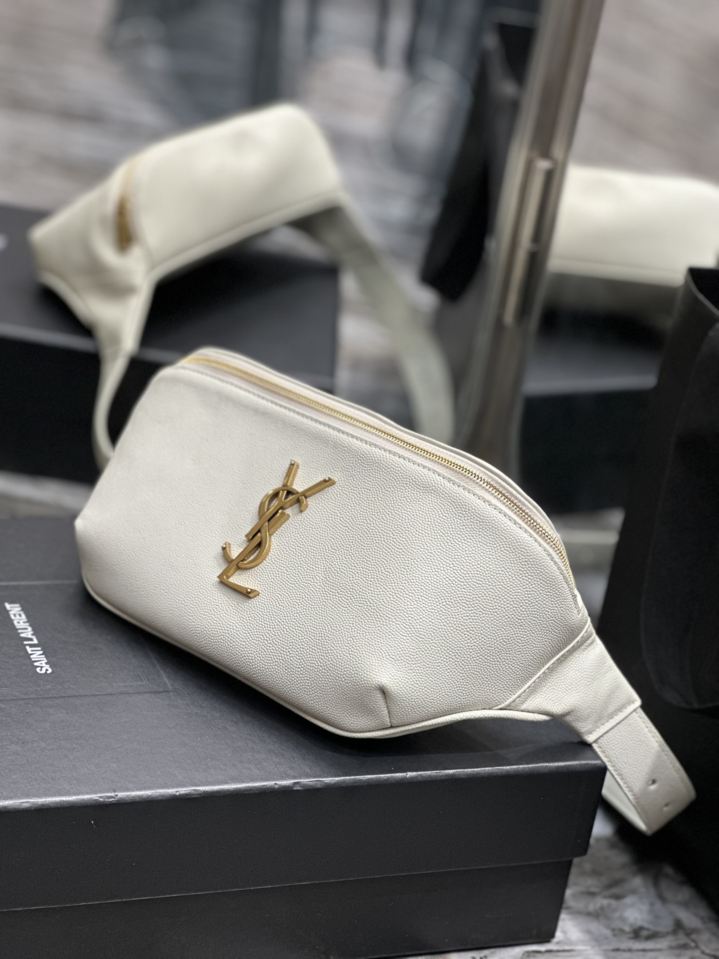 Handbags SAINT LAURENT 569737 size 25  14  3.5 cm - vstockx