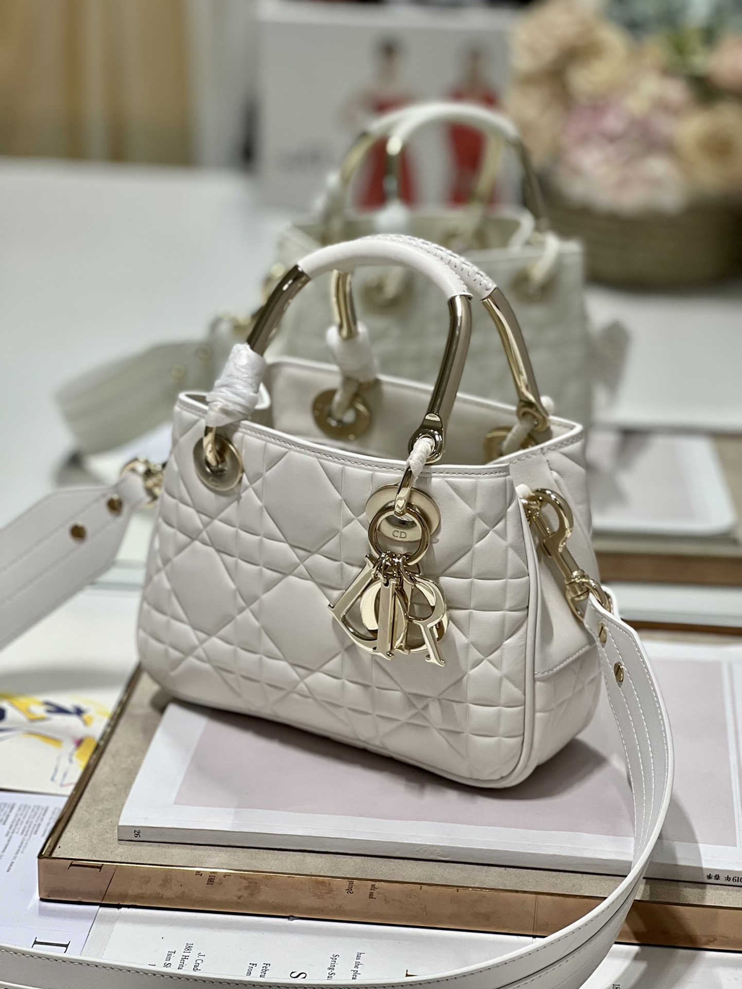 Handbag Dior 1202 size 23  26  8 cm - vstockx