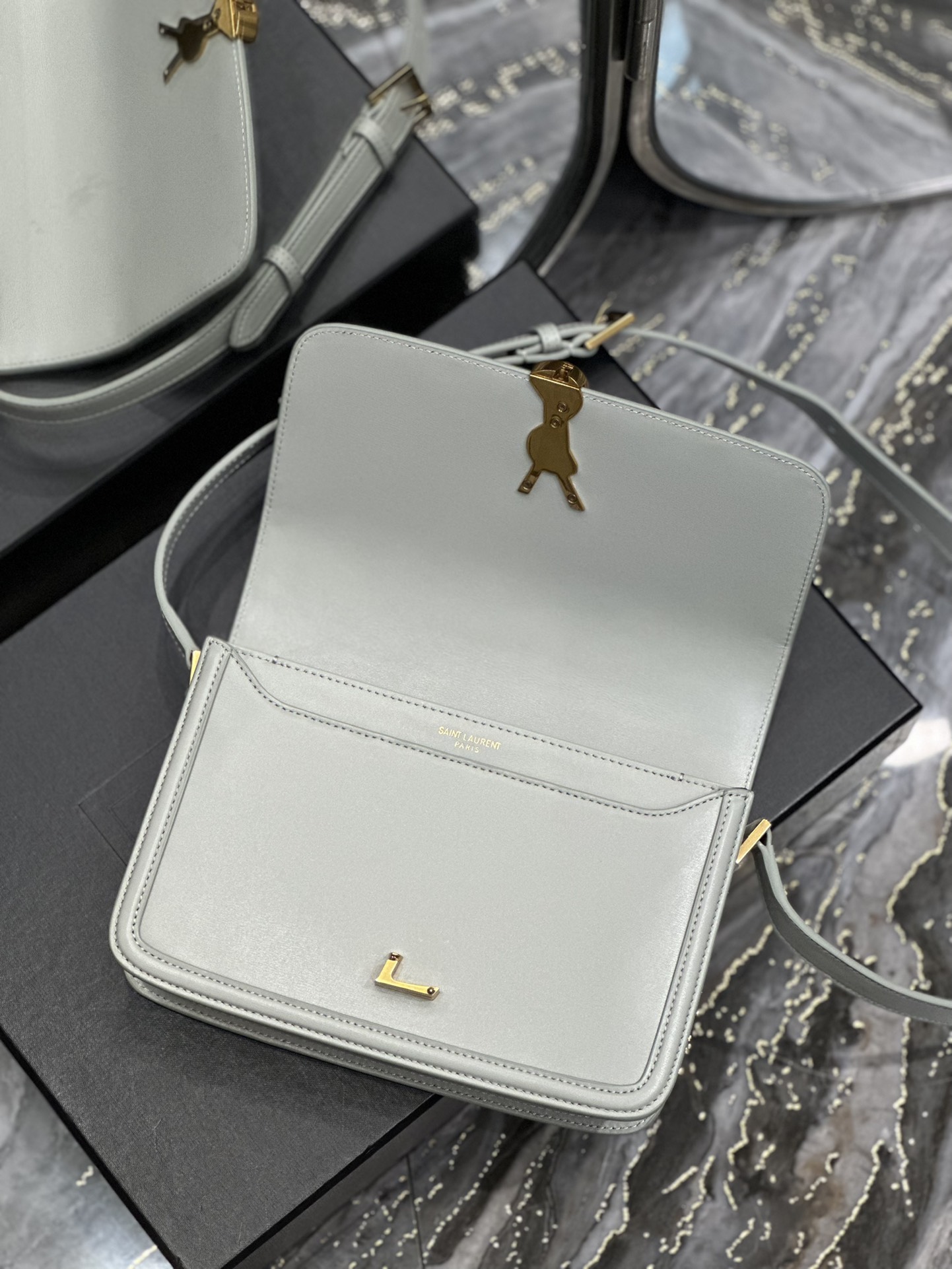 Handbags SAINT LAURENT 634305 size 23x16x6 cm - vstockx