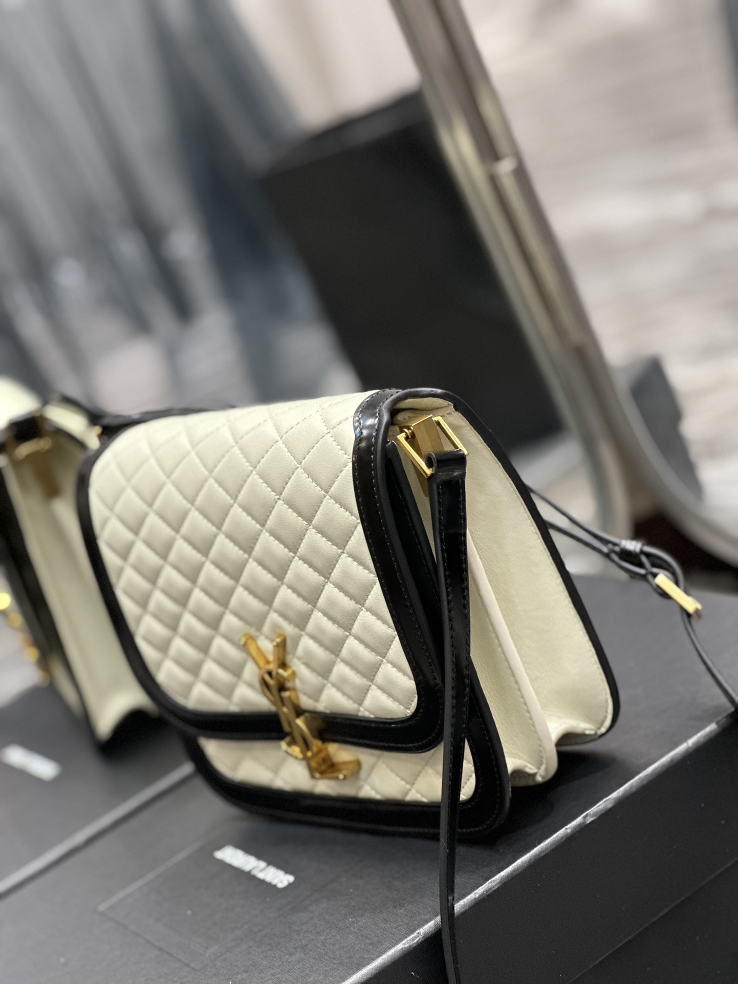 Handbags SAINT LAURENT 635025 size 22x18x5 cm - vstockx