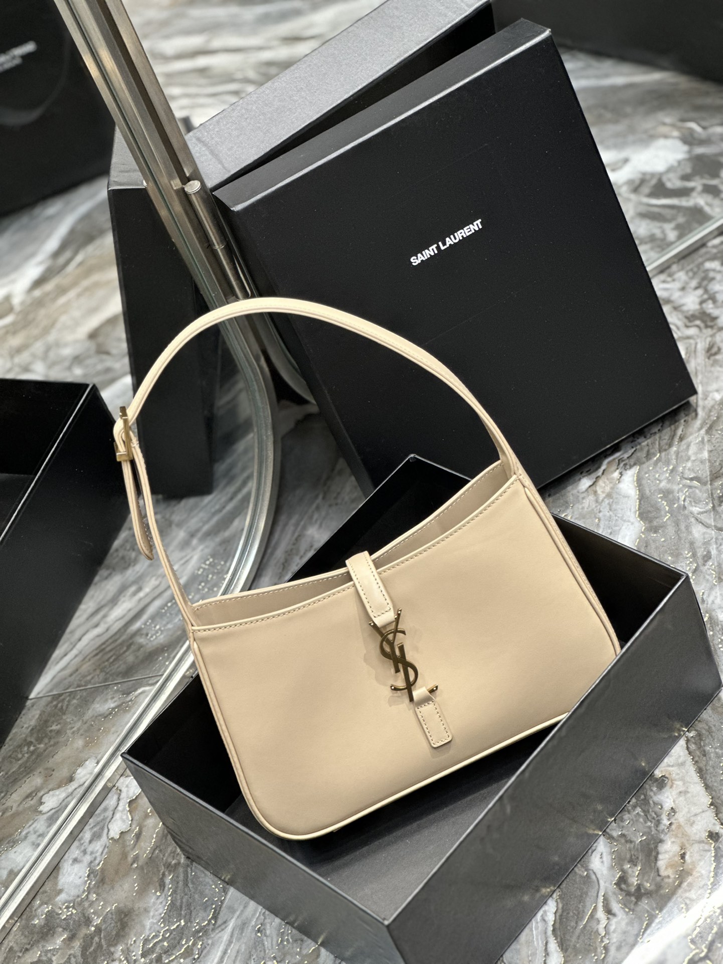 Handbags SAINT LAURENT 657228 size 25X14X6 cm - vstockx