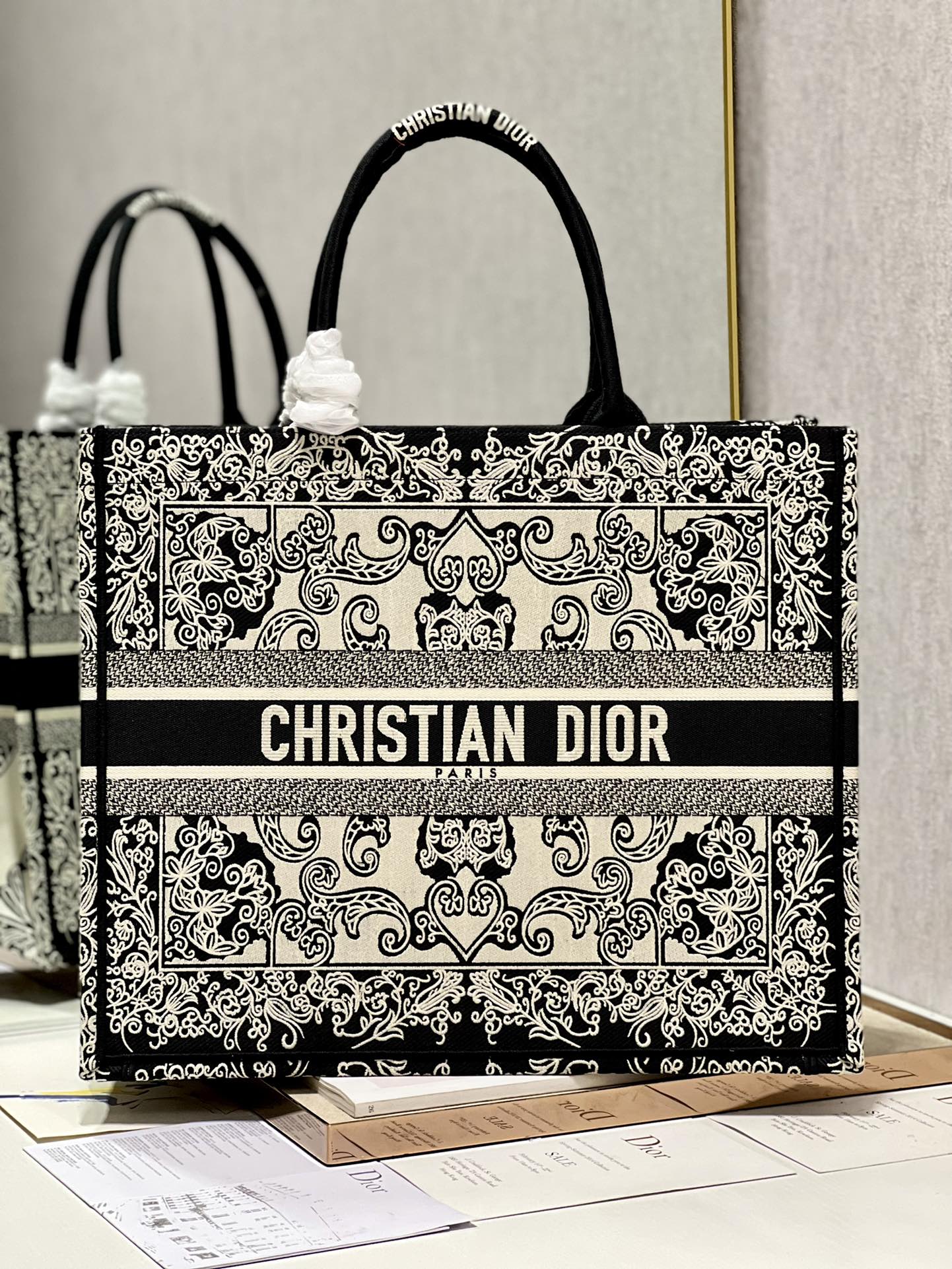 Handbag Dior 1286 size 42  35  18.5 cm - vstockx