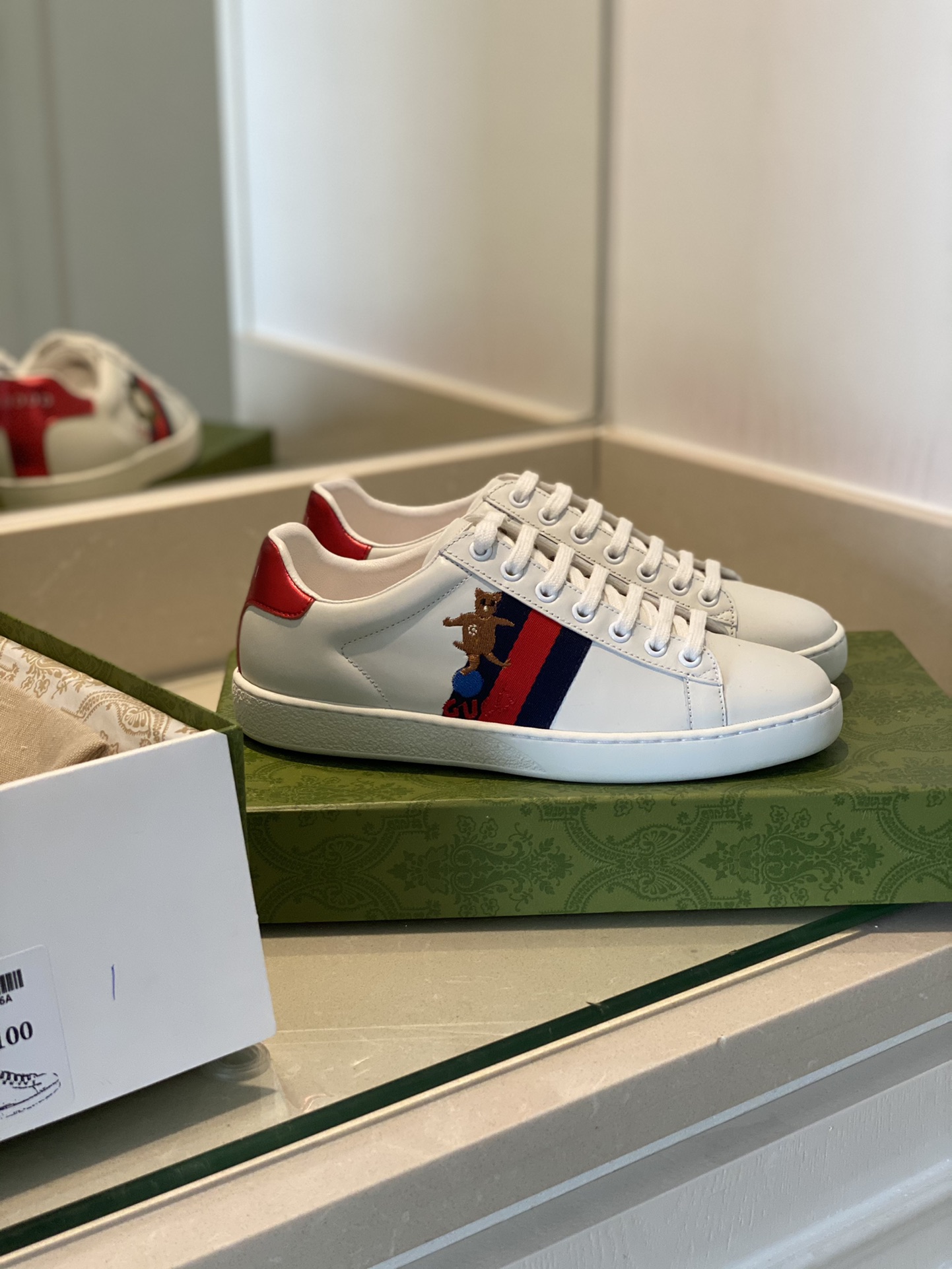 Gucci Women's Ace sneaker with bee sneaker 4 - vstockx