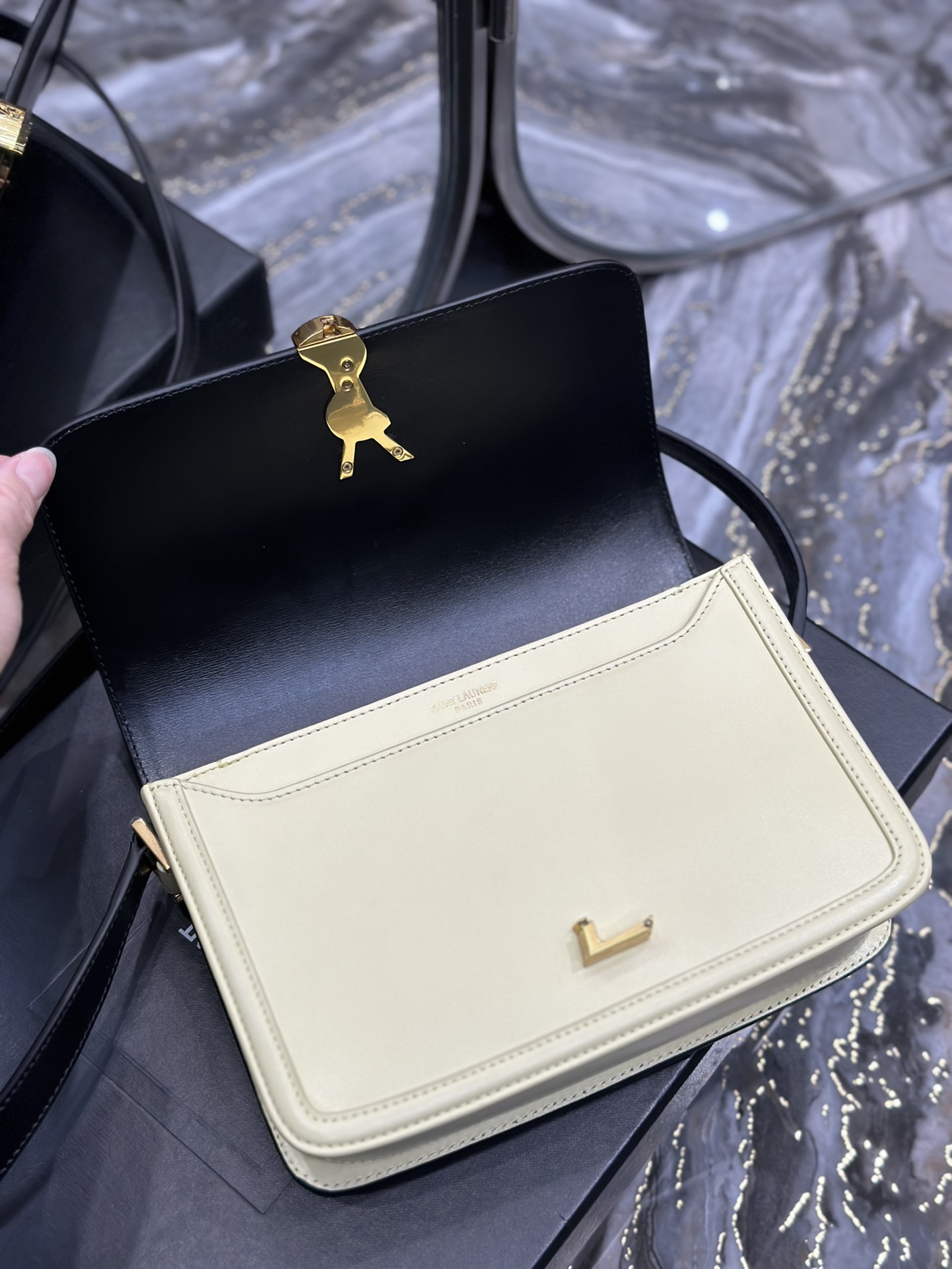 Handbags SAINT LAURENT 634305 size 23x16x6 cm - vstockx
