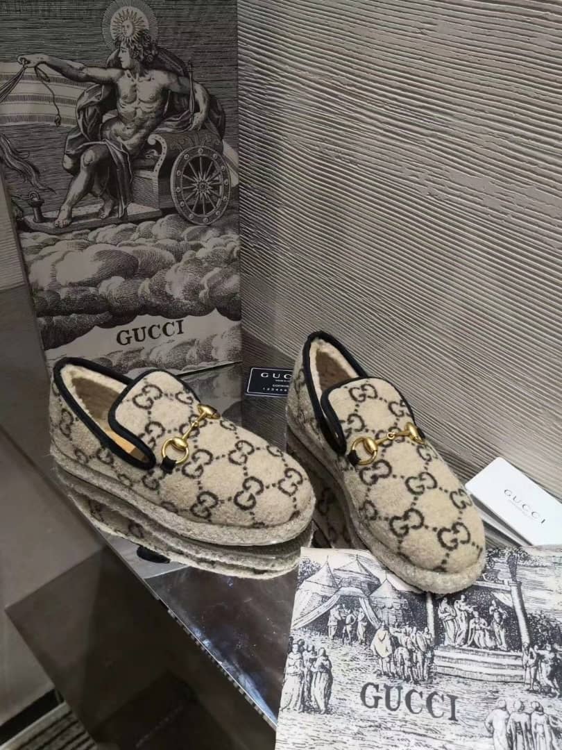GUCCI Retro horses buckle loaf shoes beige - vstockx